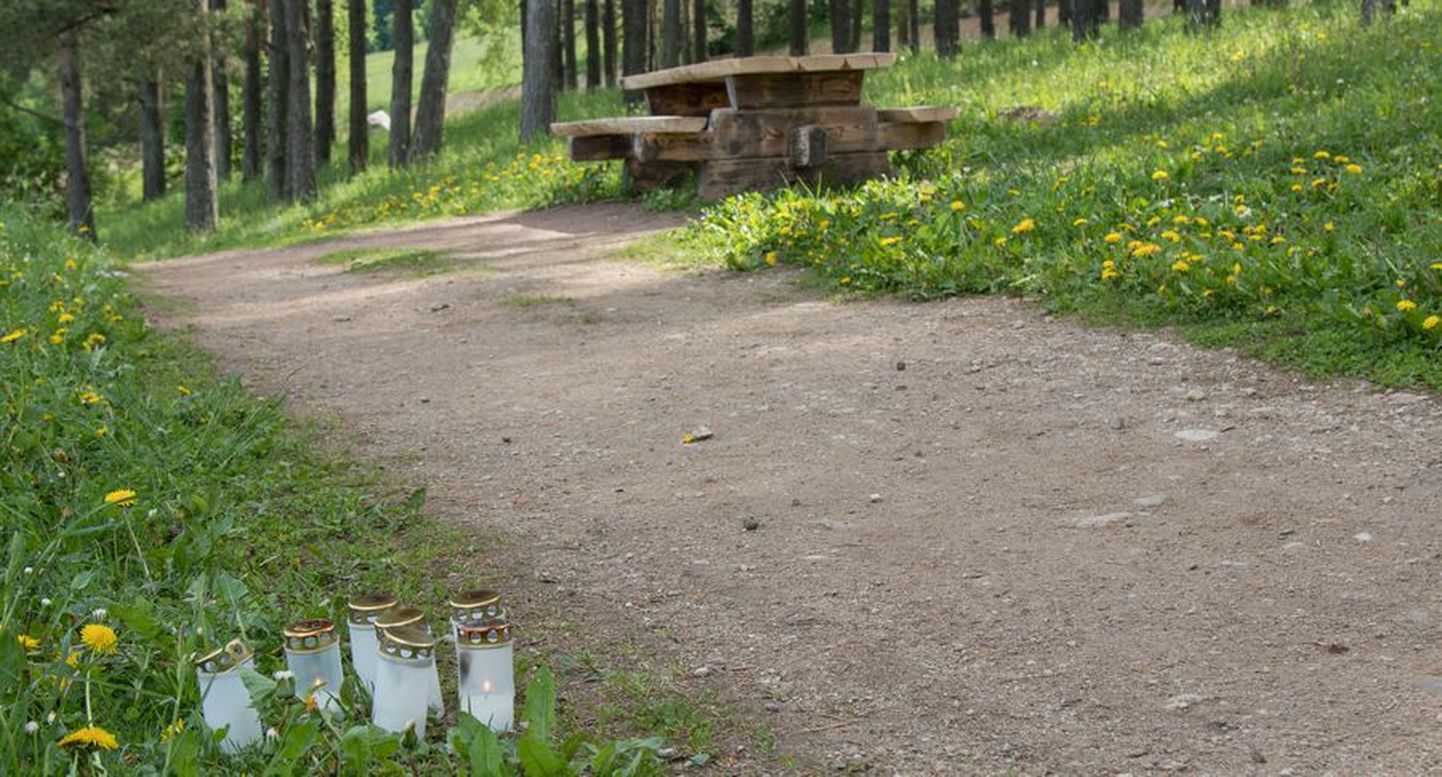 Viljandi järve äärde toodi hukkunu mälestuseks küünlaid.