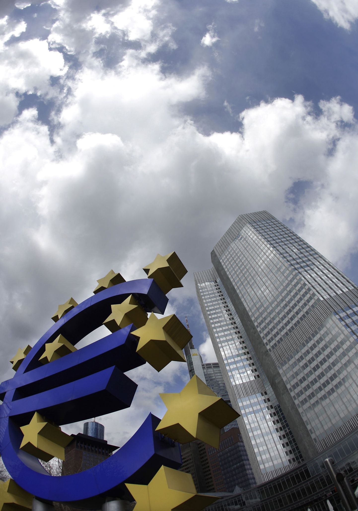 Euroopa ühisraha euro kujutis Euroopa Keskpanga endise peahoone ees Frankfurdis.