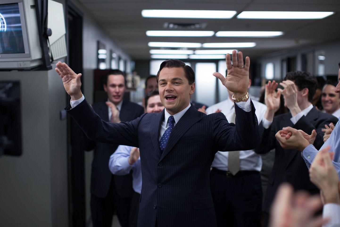 Leonardo DiCaprio (keskel) aktsiärika Jordan Belfortina filmis «Wall Streeti hunt».