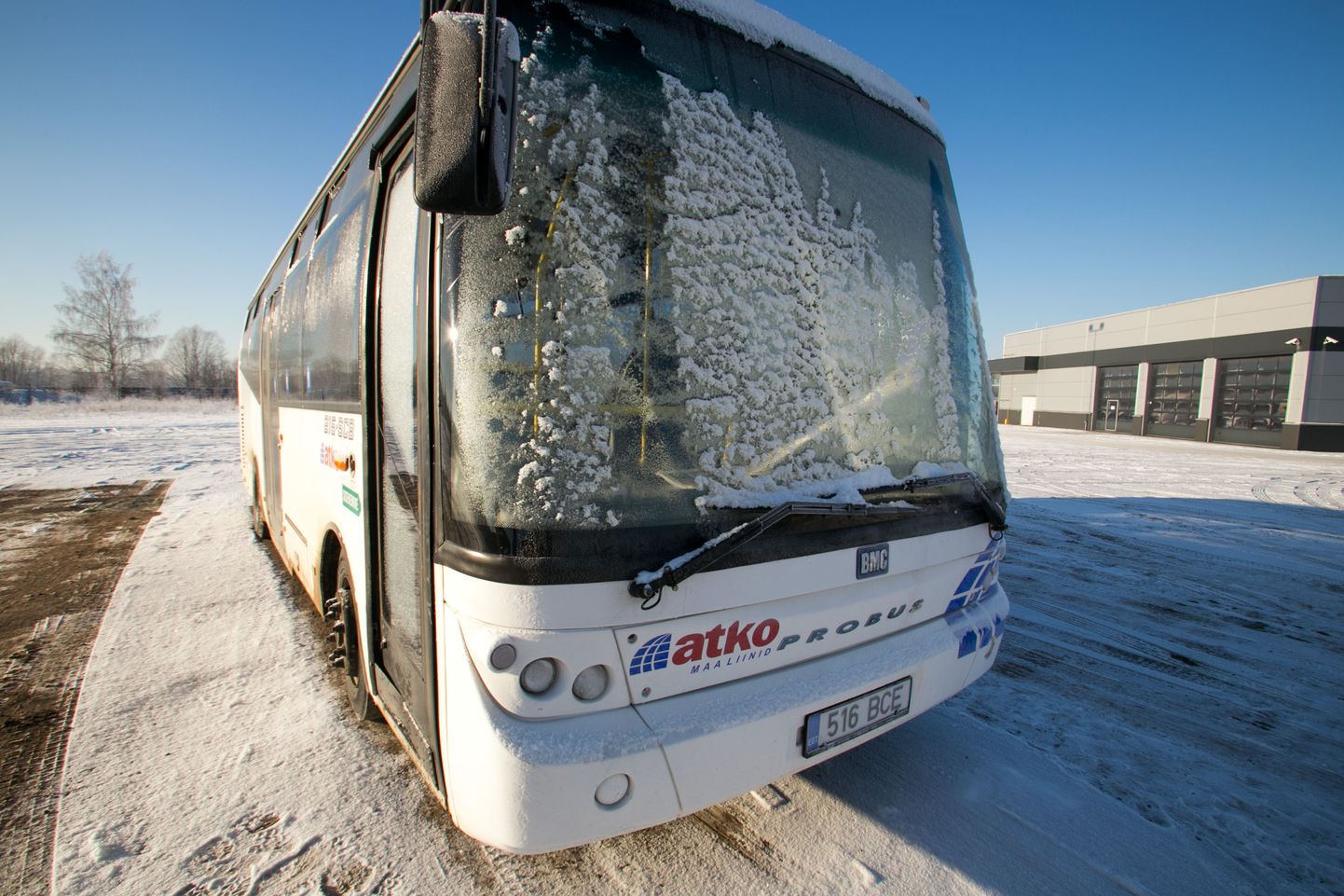 Maavalitsuse sõnul tekkis eelmisel nädalal ATKO bussidel hulk tõrkeid: mõni ei väljunud pidurite külmumise tõttu, mõni hilines muu tehnilise rikke tõttu peatustesse ligi pool tundi.