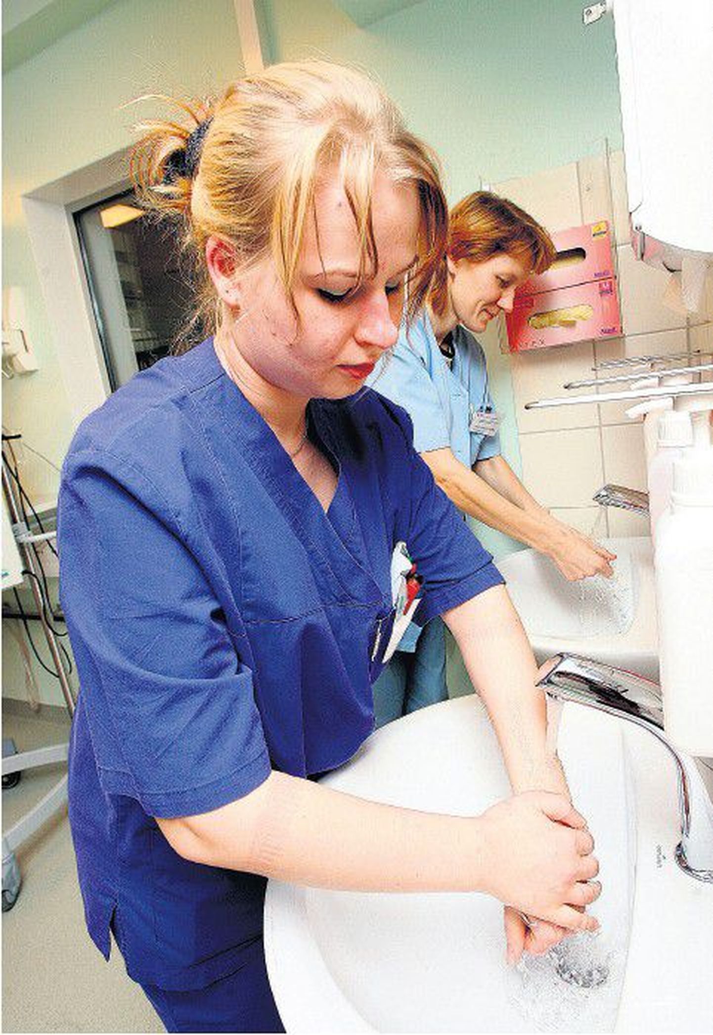 Lasteintensiivraviosakonna arst Jelena Kuznetsova (esiplaanil) ja õde Ruuta Laidro pesevad käsi ka ilma võistlemata hoolega. «Meil on väga õrnad patsiendid,» ütlevad nad.