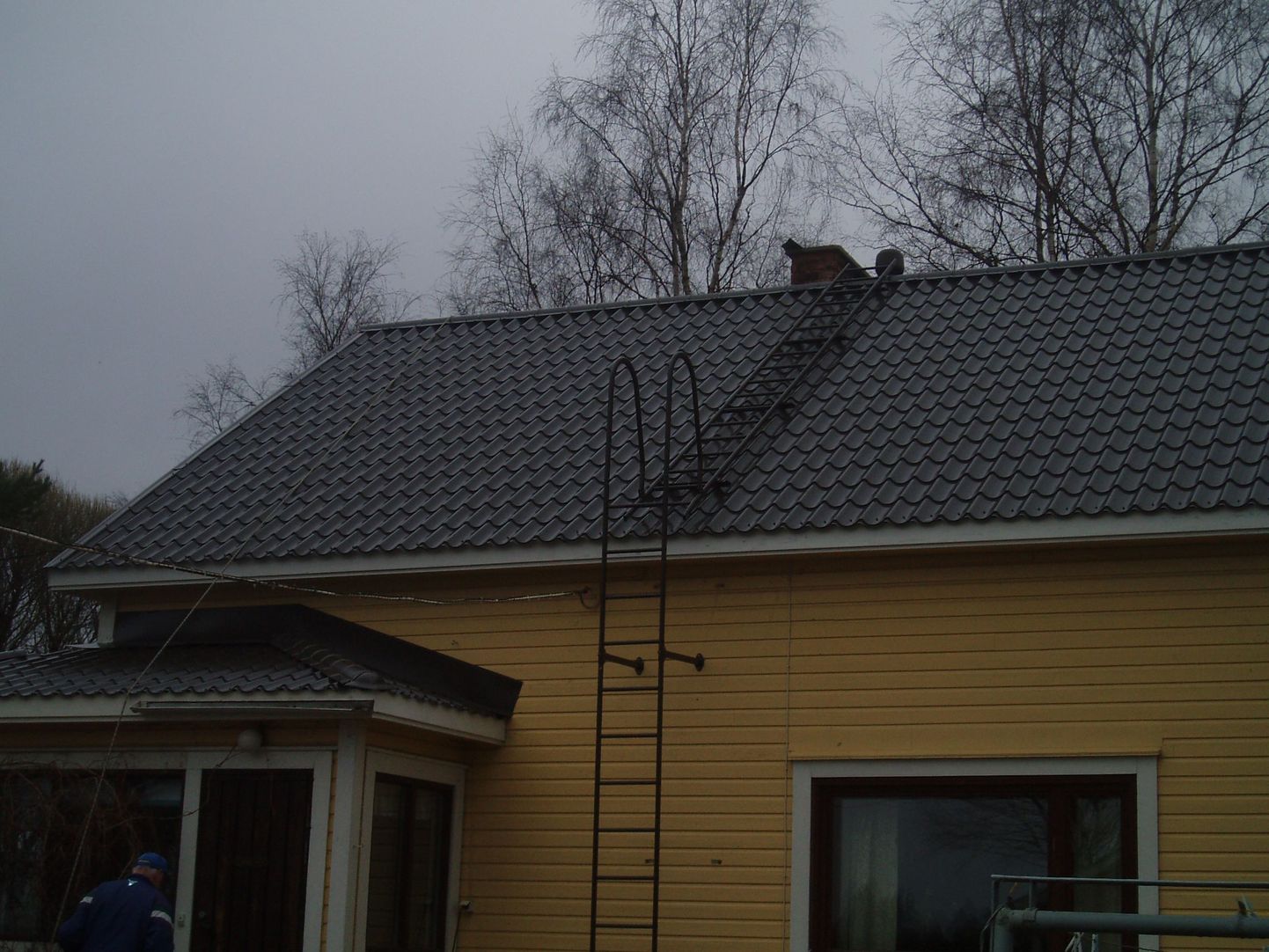 Nõia- Ints paneb Soomes katuseid, mai 2010