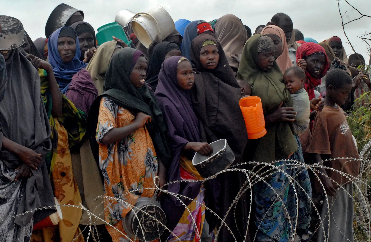 Somaalia pealinna Mogadishu lähedal asuva põgenikelaagri asukad süüa ootamas