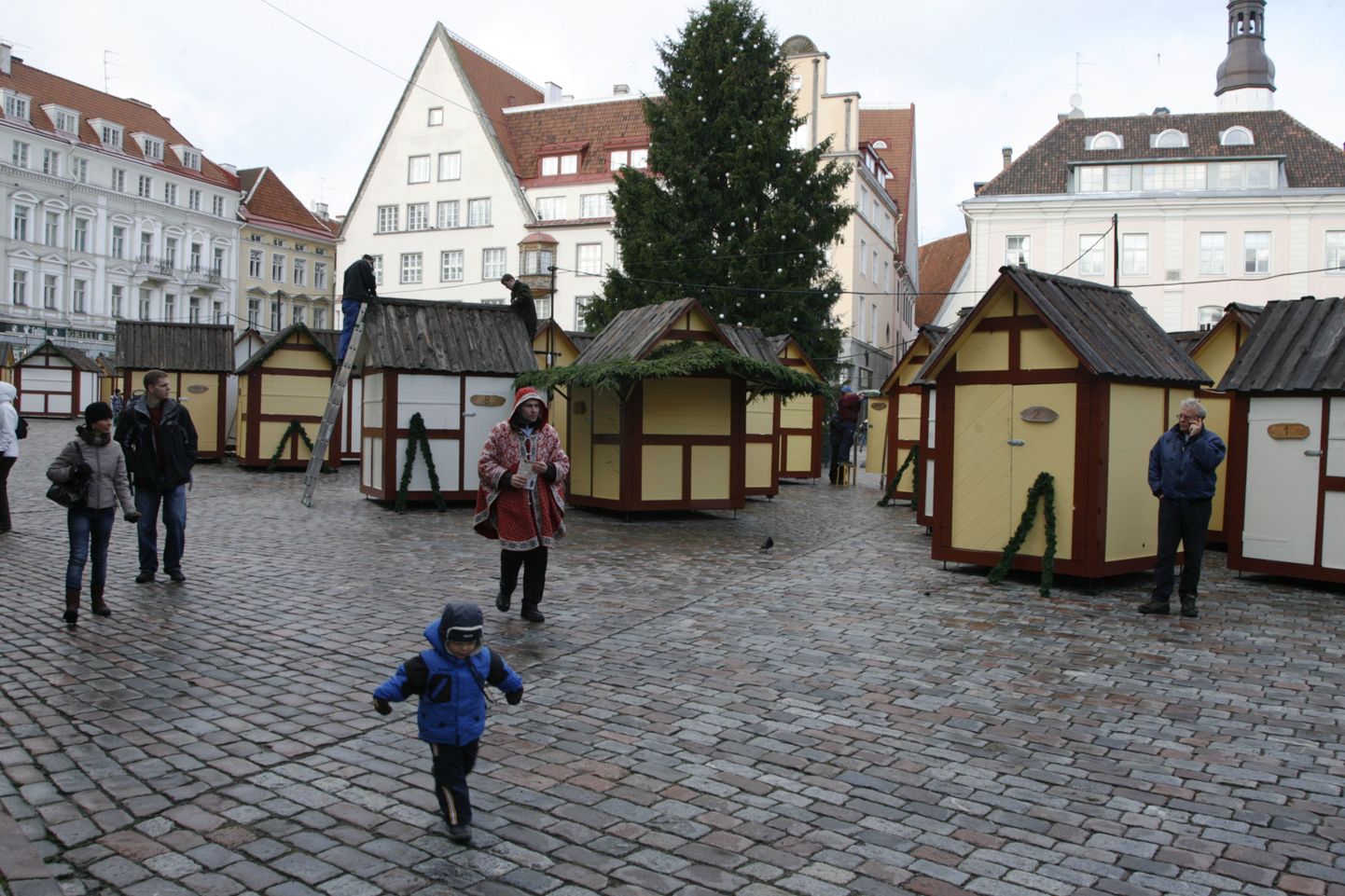 Täna oli jõuluturg Raekoja platsil rahvast veel üpris lage.