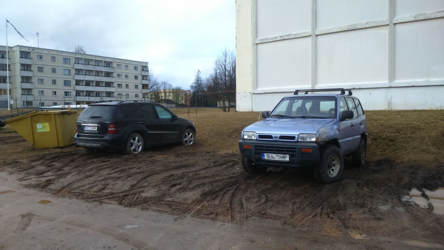 Viljandis Männimäel Toome tänav 10 maja juures mudas parkivad Mercedes-Benz ja Nissan.