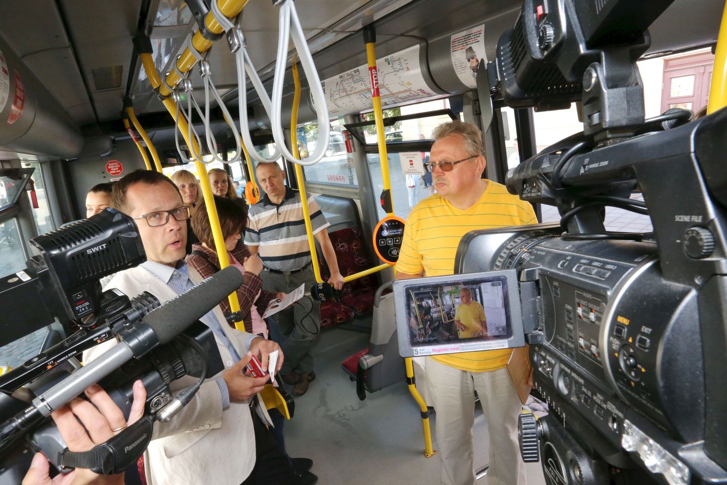 Tartu linn tutvustas 1. septembrist tööle hakkavat uut elektroonilist bussipiletisüsteemi. 
Pildil Tartu linnapea Urmas Klaas (vasakul) ja Tartu linnamajanduse osakonna juhataja Rein Haak.