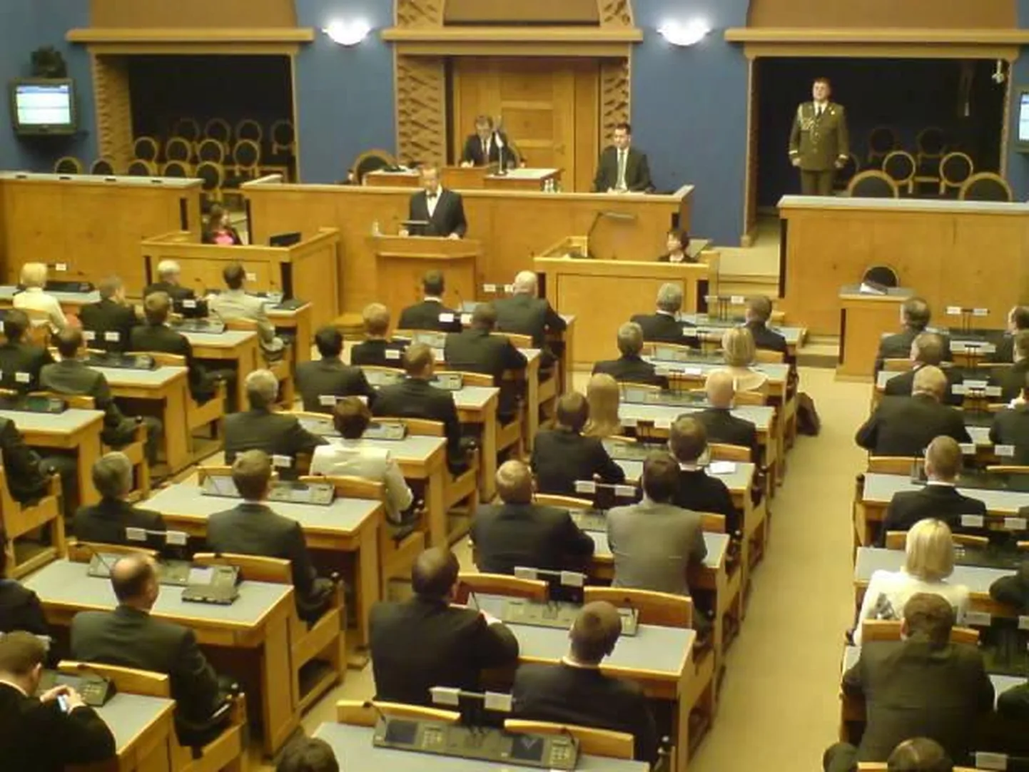 Президент Эстонии Тоомас Хендрик Ильвес выступает с речью на первом заседании Рийгикогу XII созыва.
