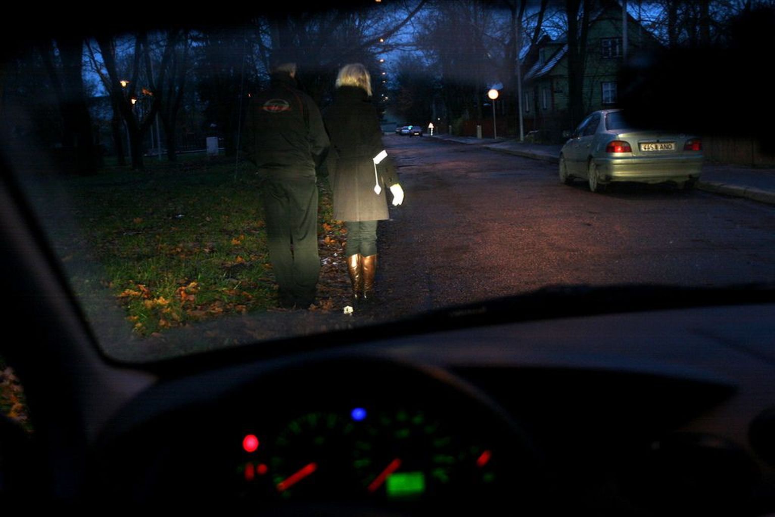 Helkur on küll väike, kuid hämaras paistab kaugele ära..