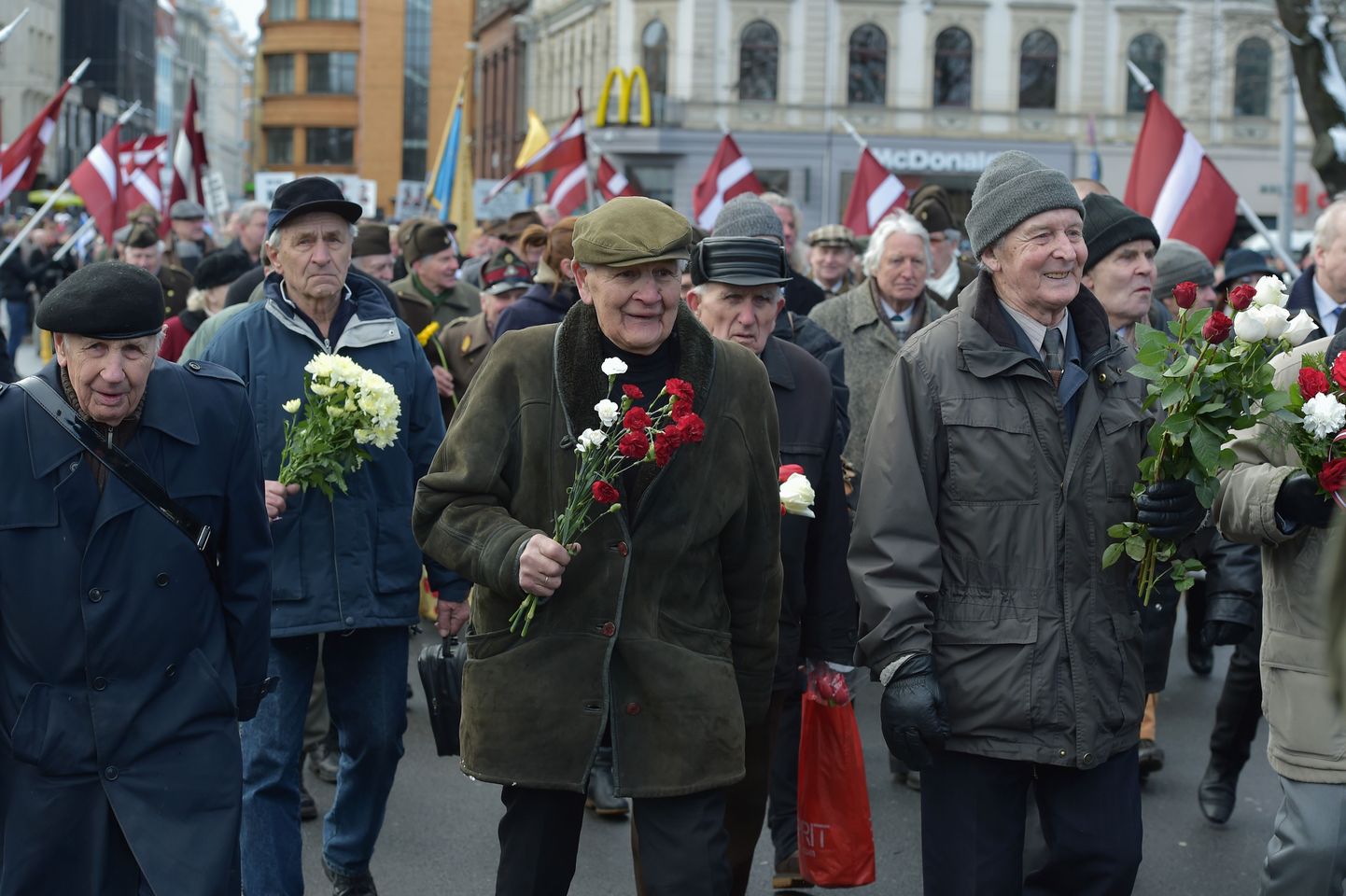 Шествие памяти легионеров и пикет против глорификации ветеранов Waffen SS в Риге