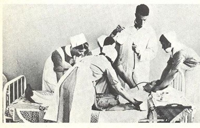 Insuliinišoki teraapia käigus manustatakse patsiendile glükoosi Lapinlahti haiglas, Helsingis 1950. aastatel.