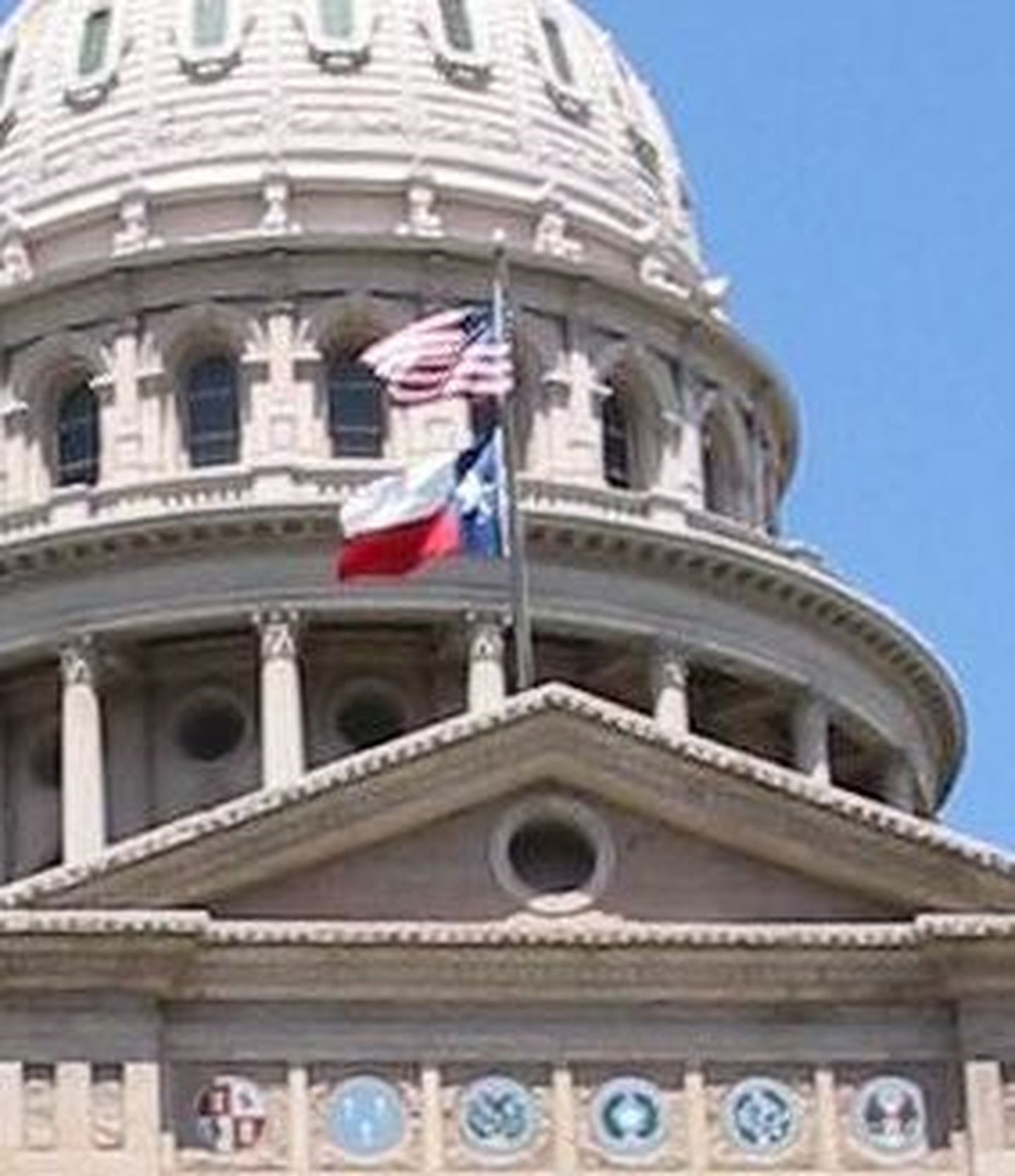 Texase (alumine) ja USA lipp osariigi pealinnas Austinis asuval Kapitooliumil