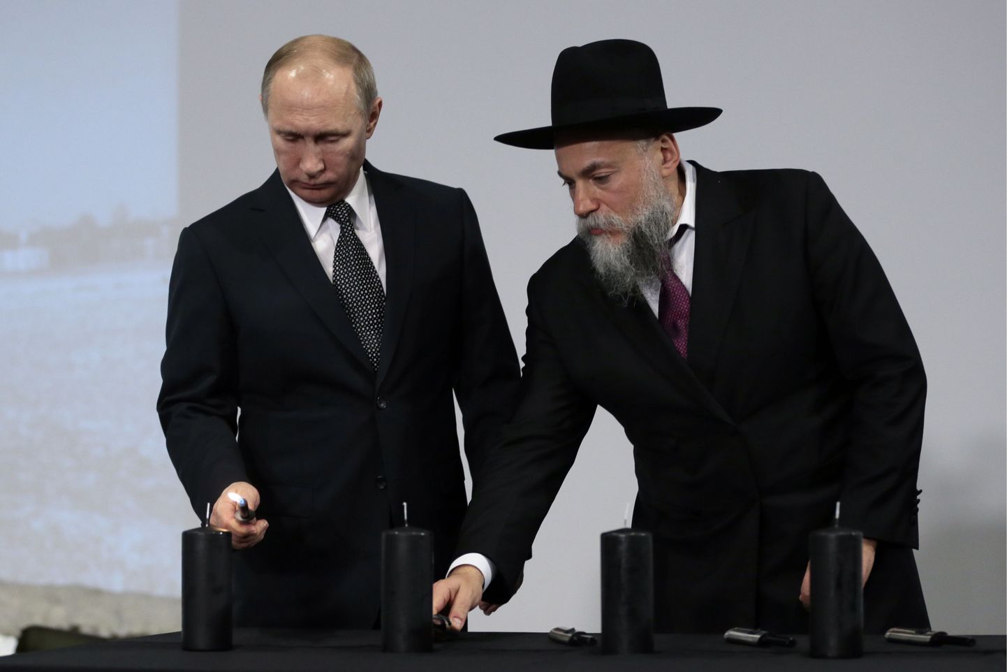 Vene president Vladimir Putin koos Vene juudi kogukondade föderatsiooni presidendi Aleksandr Borodaga Moskvas juudi muuseumis.