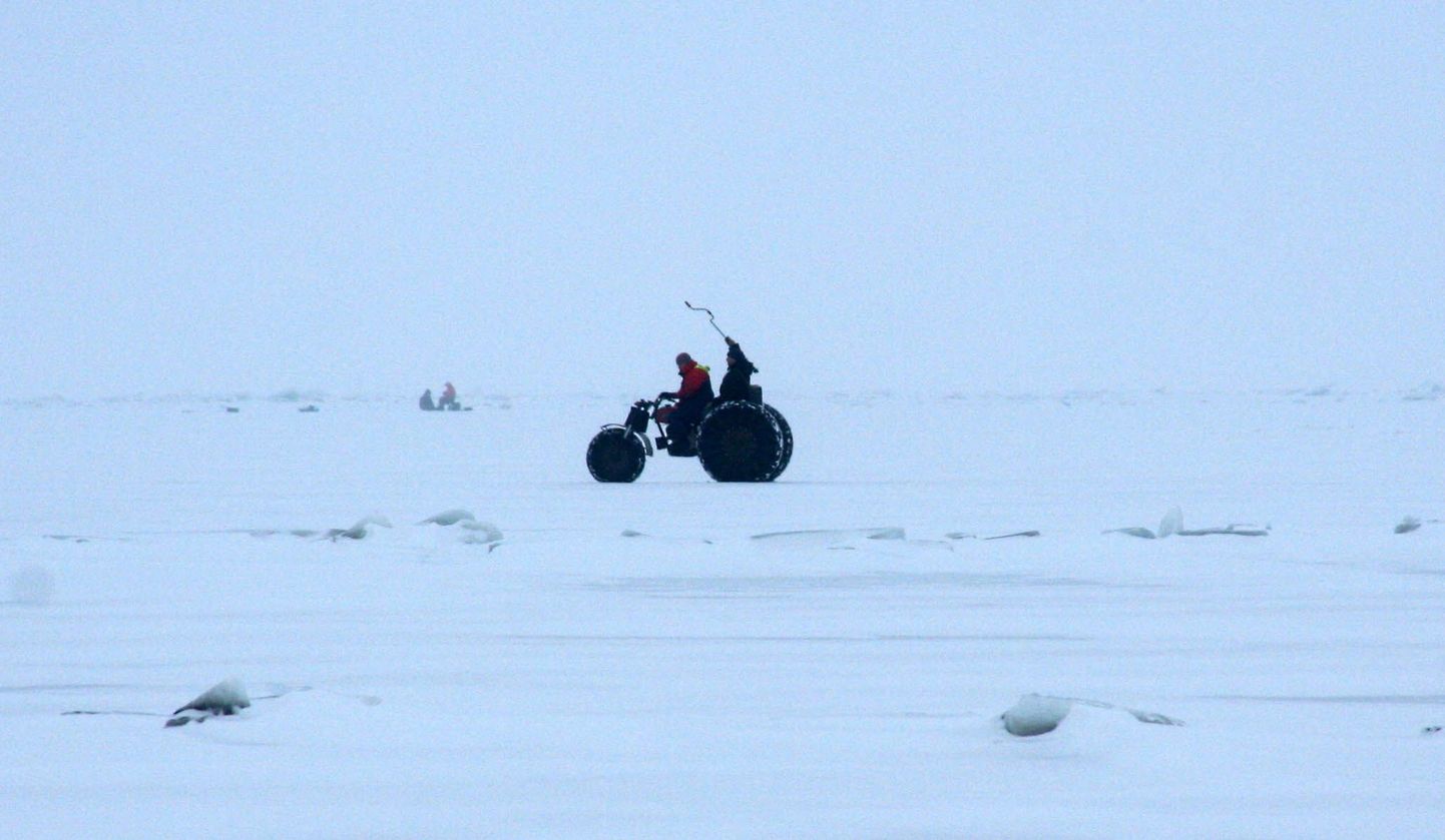 Piirivalve lubab kalastajaid peipsile nüüd ka omavalmistatud kergete maastikusõidukitega. Pildil karakatiks nimetatav omavalmistatud sõiduk pildistatuna Peipsi järvel Kallaste kandis.