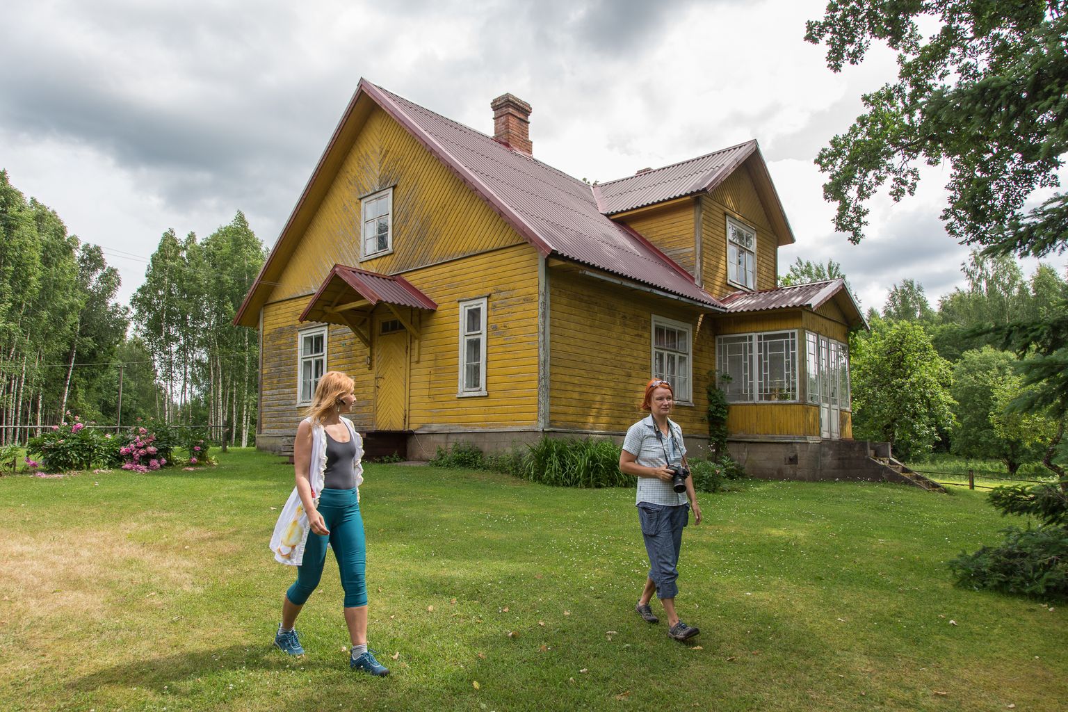 Varessaares asuv elamu on ümberpööratud koopia majast, mis Võide külast vabaõhumuuseumi viidi ja seal Härjapea talu osaks sai.