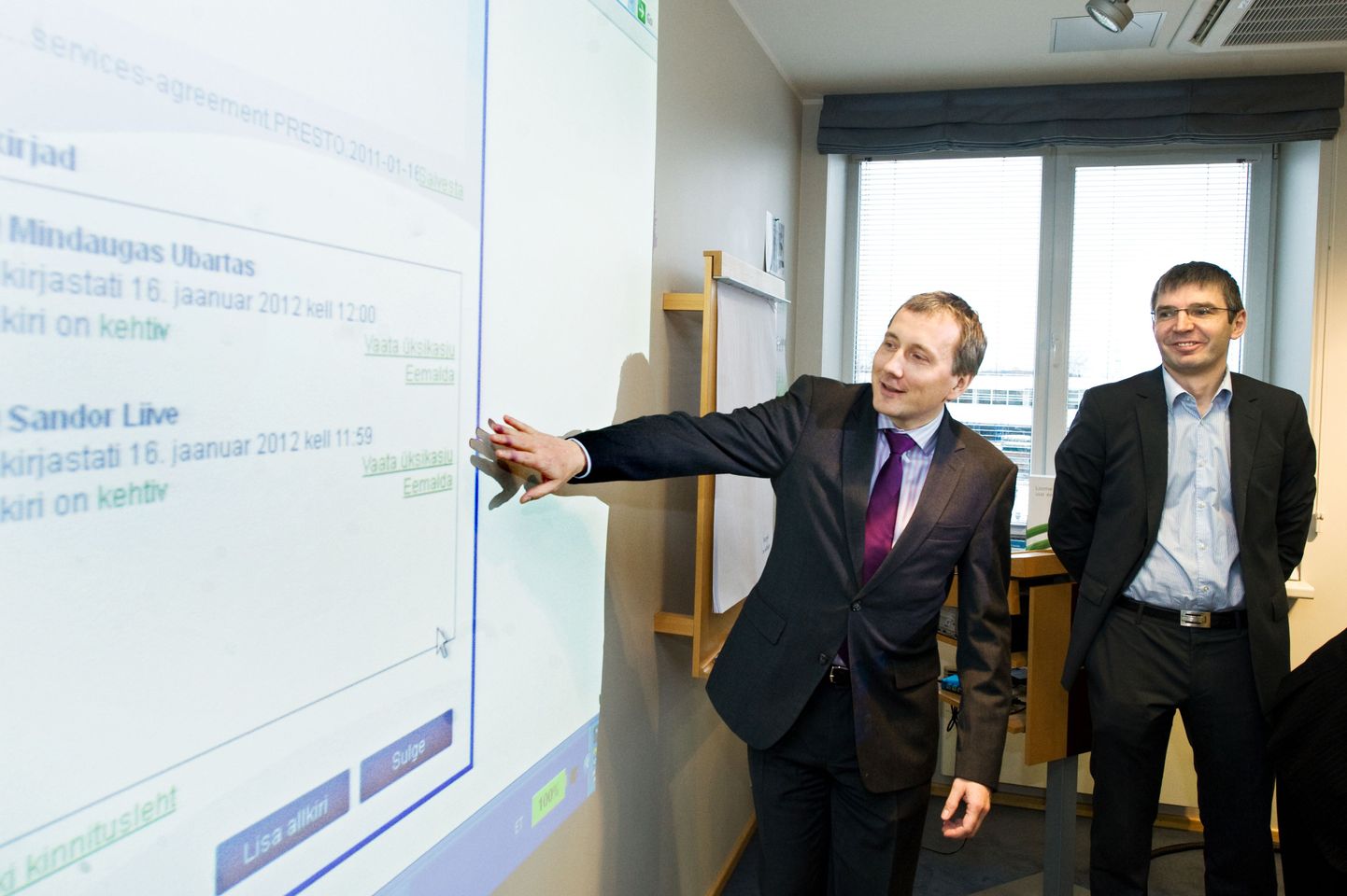 Eesti Energia juhatuse esimees Sandor Liive (vasakul) ja Tele2 Eesti juhatuse esimees Mindaugas Ubartas Televõrgu ASi müügilepingu sõlmimisel.