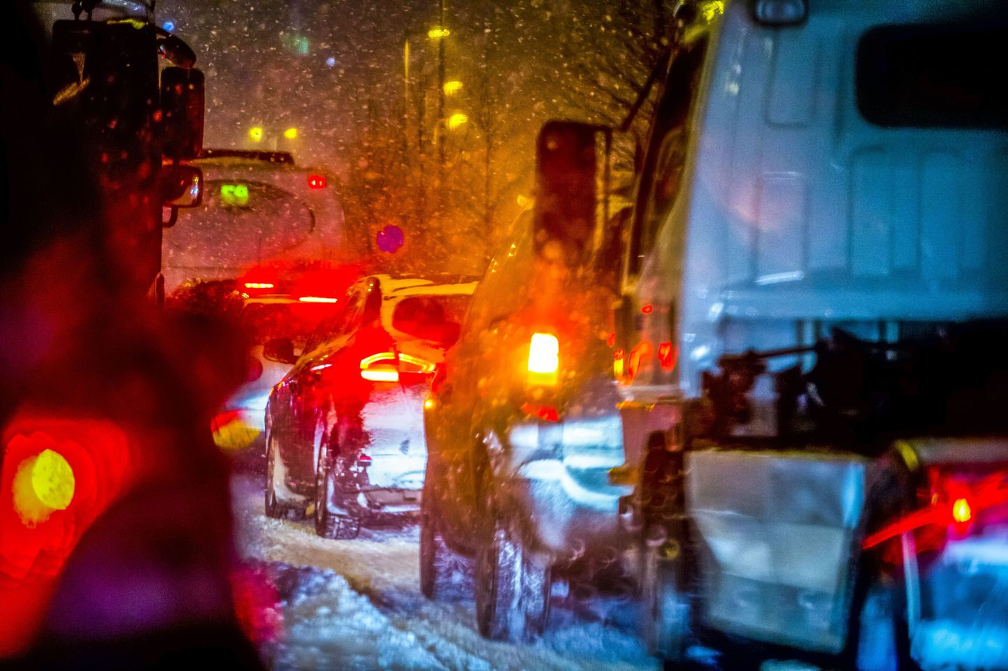 Talvine Helsingi liiklus. Soome plaanib kehtestada kodumaise transpordituru kaitseks veoautodele talverehvide nõude.