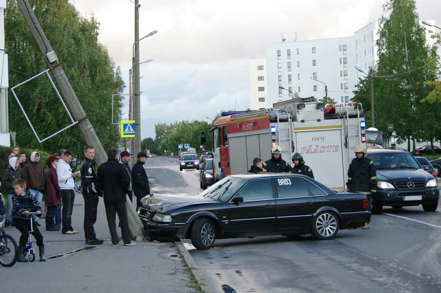 Algaja juhi märgiga Audi sõitis Pärnus Mai tänaval bussipeatuse juures vastu tänavavalgustusposti.