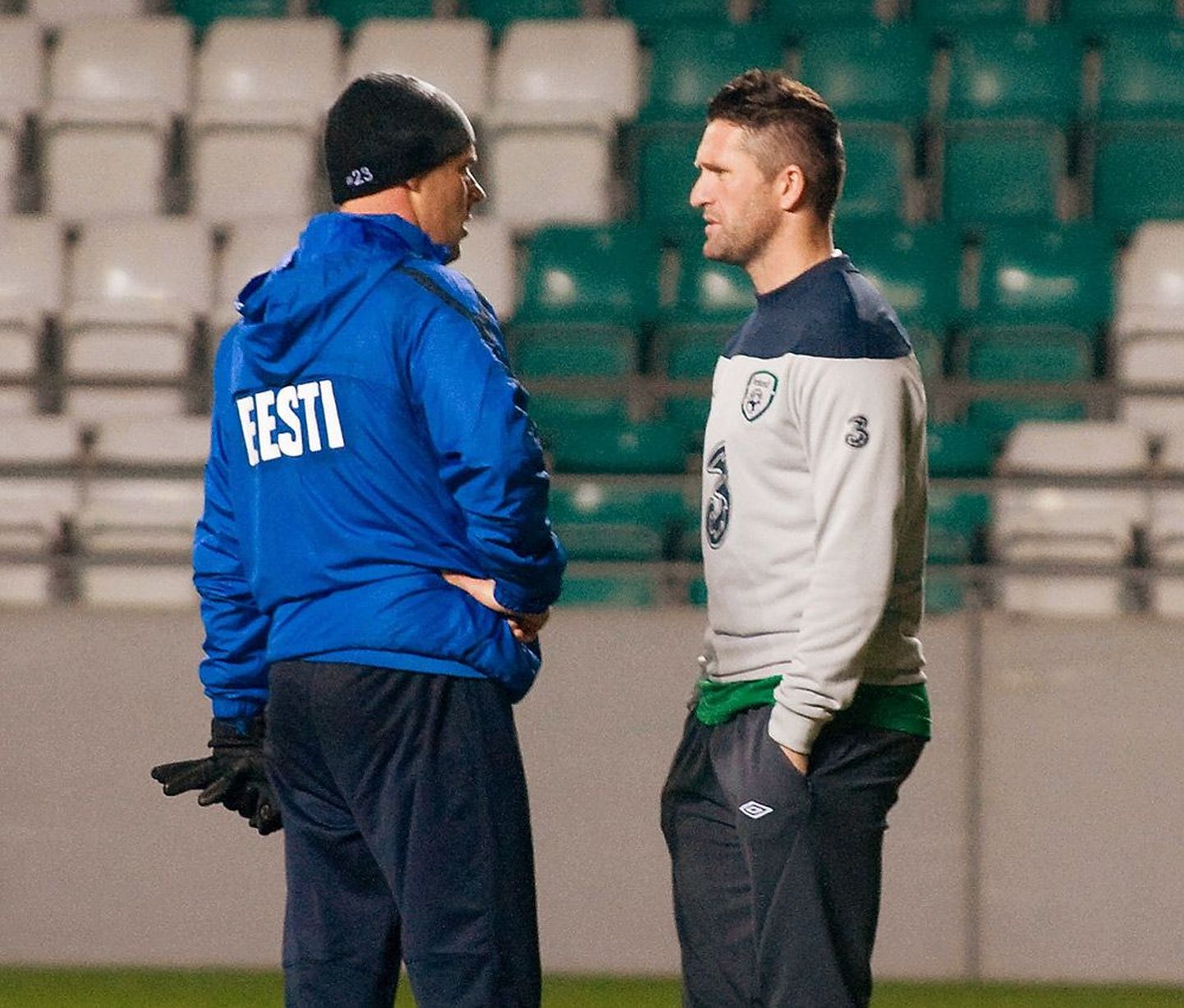 Joel Lindpere (vasakul) ja Robbie Keane muljeid vahetamas. Eesti treening on      just lõppenud, Iirimaa oma algamas.