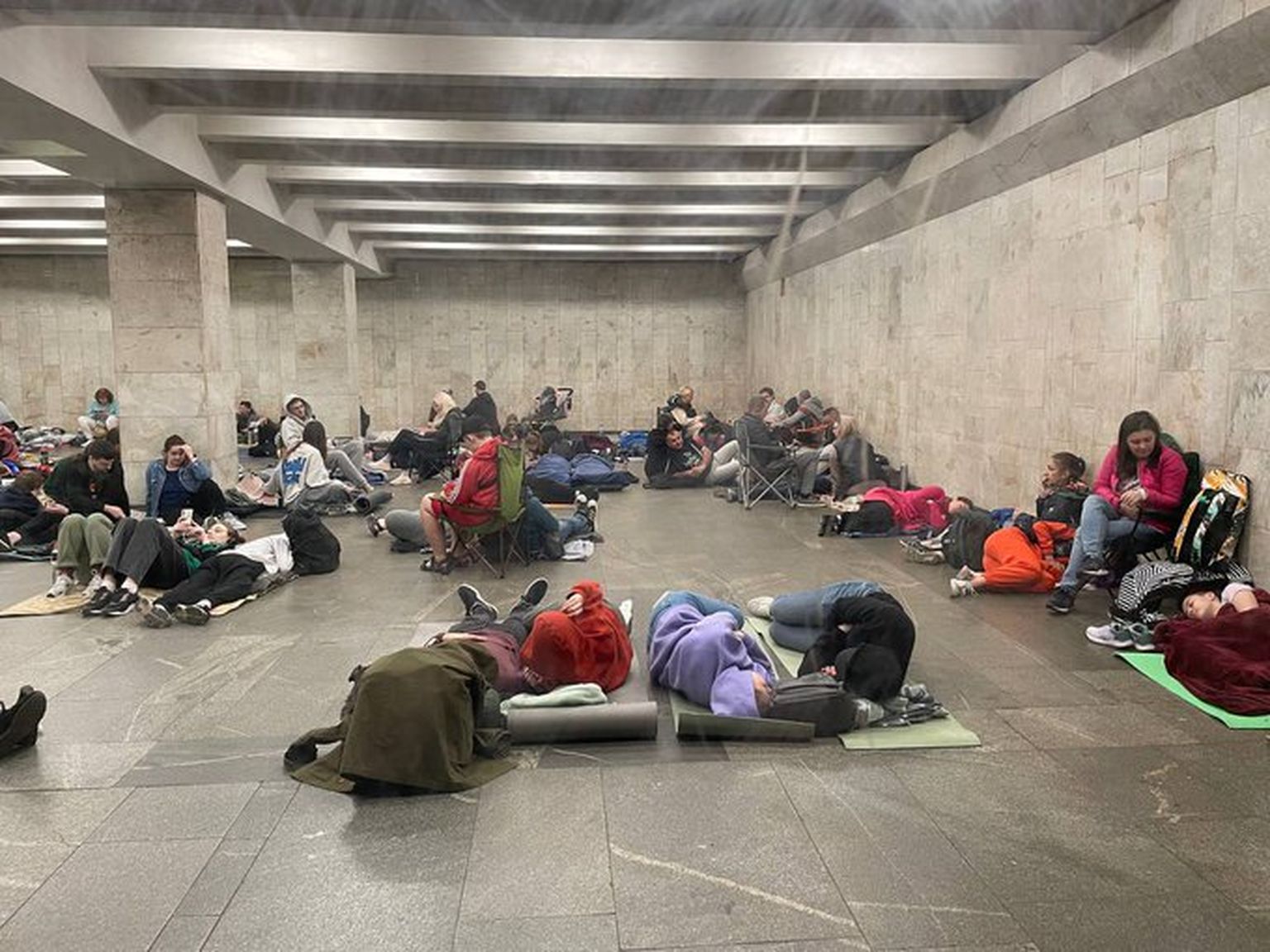 Люди прячутся от обстрелов Киева в метро