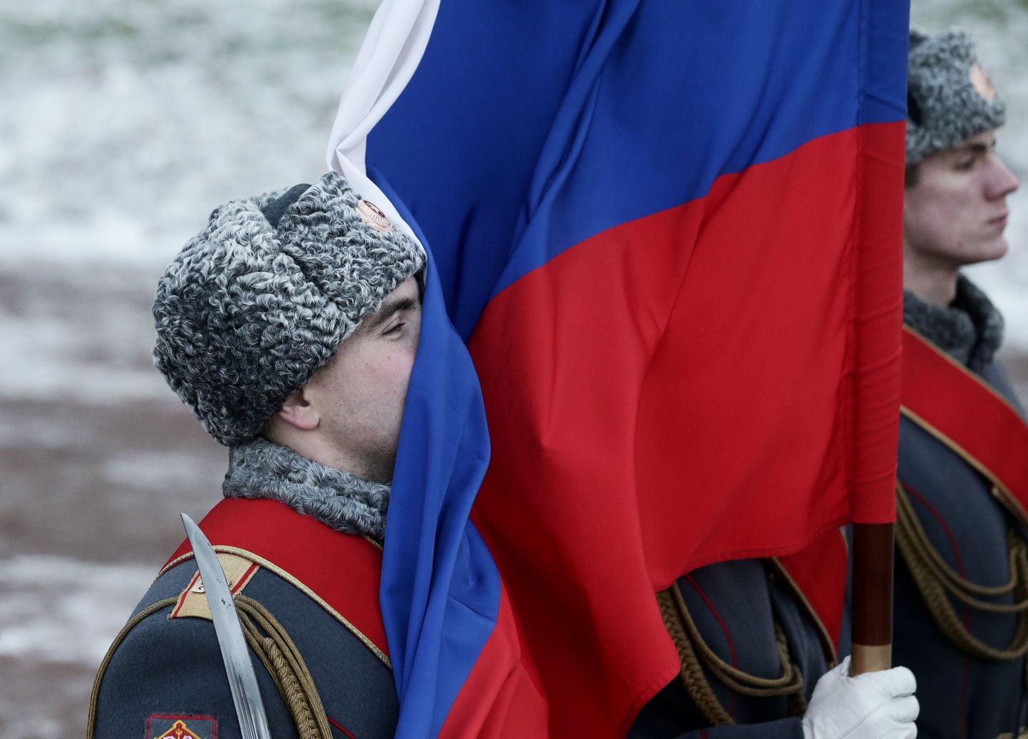 Sõdurid Vene lipuga.