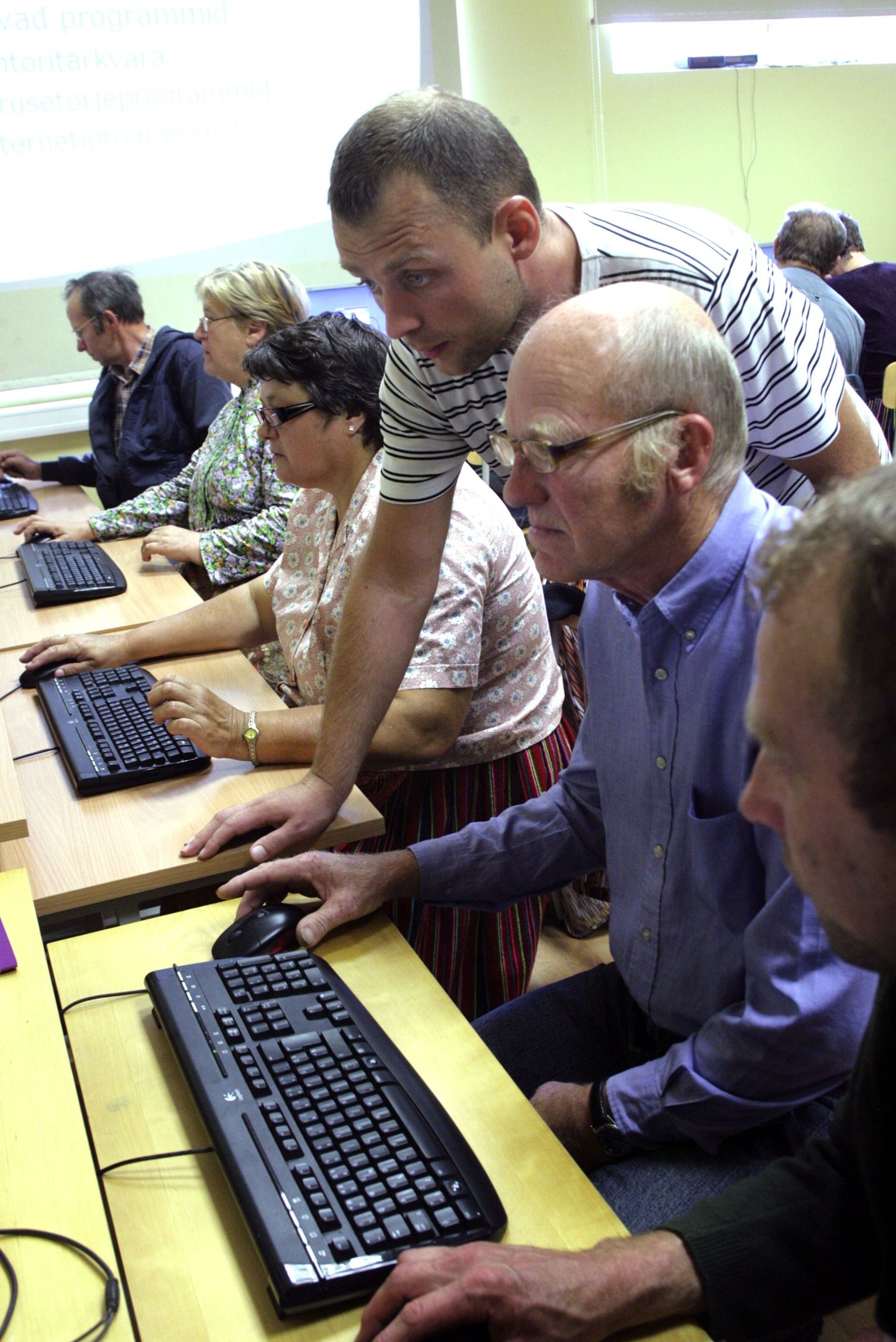 Пенсионеры учатся работе на компьютере