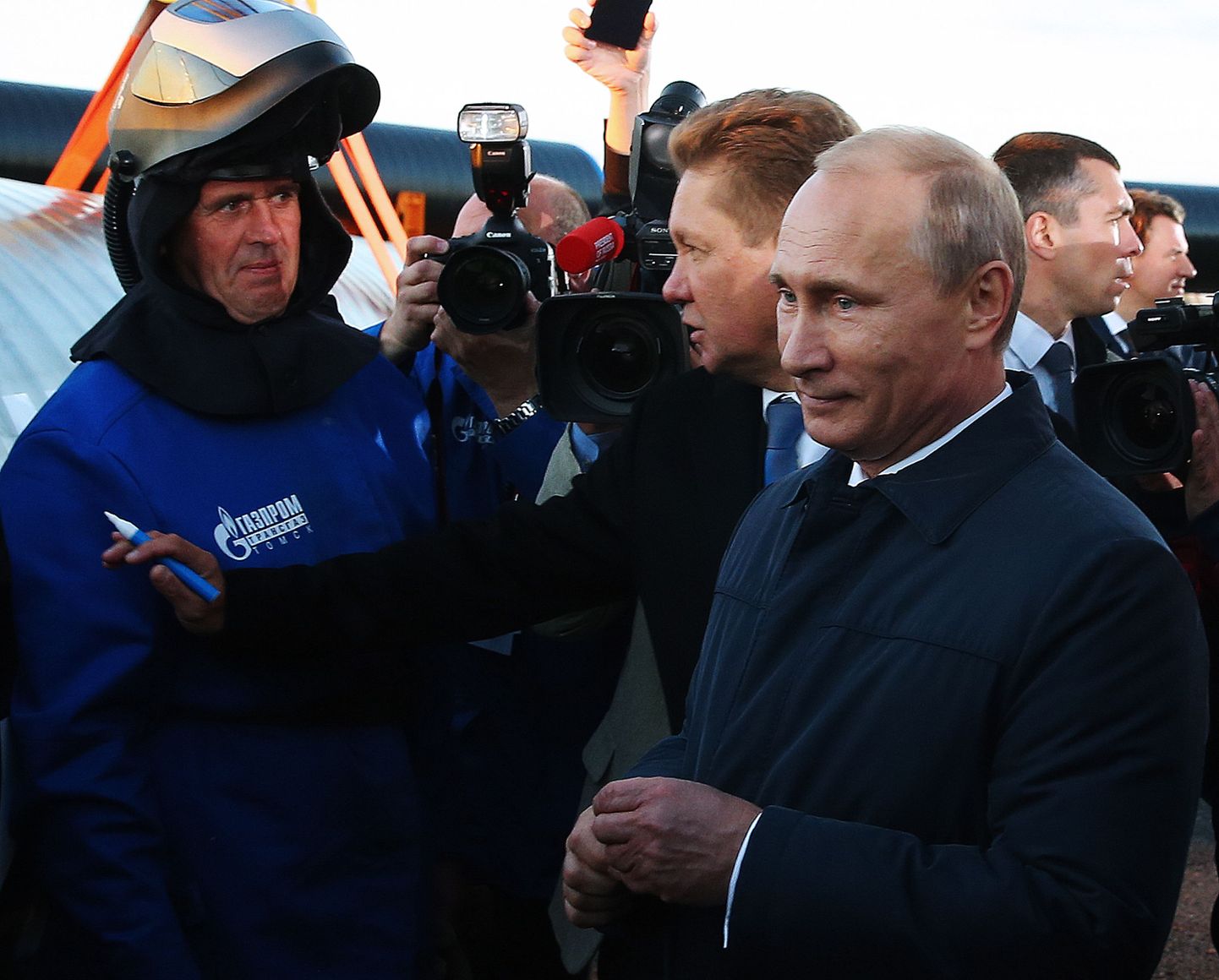 Владимир Путин открывает строительство нового газопровода.