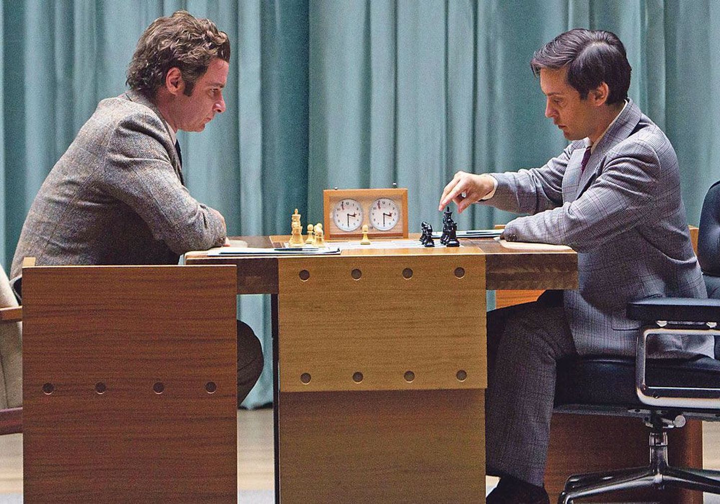 Роберт Фишер (Тони Магуайр) и Борис Спасский (Лив Шрайбер) в матче за шахматную корону.
