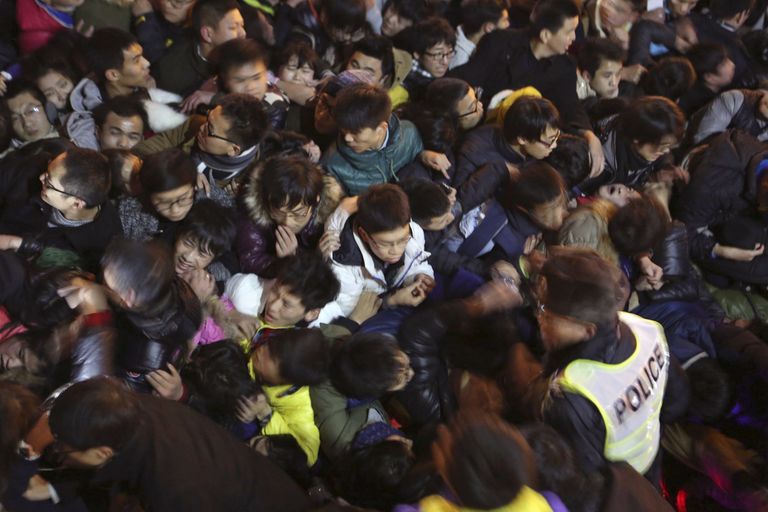 Tunglevad inimesed Shanghais. Foto: Scanpix