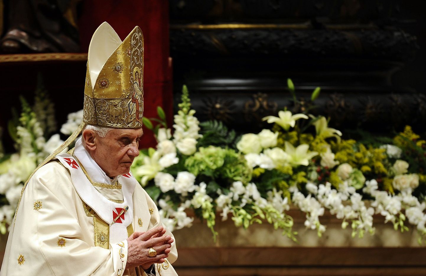 Paavst Benedictus XVI ülestõusmispühade öisel missal.