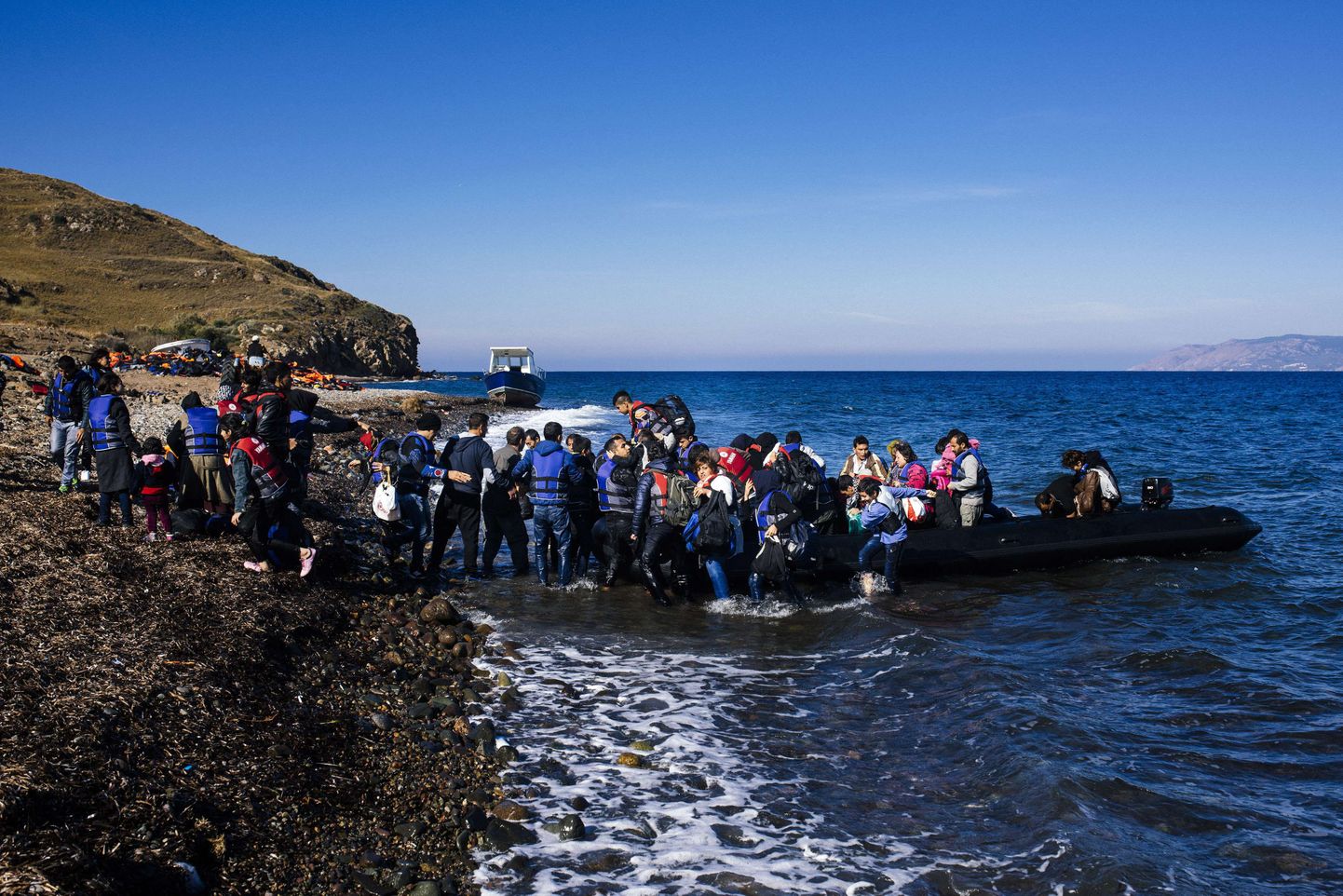Pagulased saabumas kummipaadiga Lesbose saarele Kreekas pärast ohtlikku Egeuse mere ületamist.