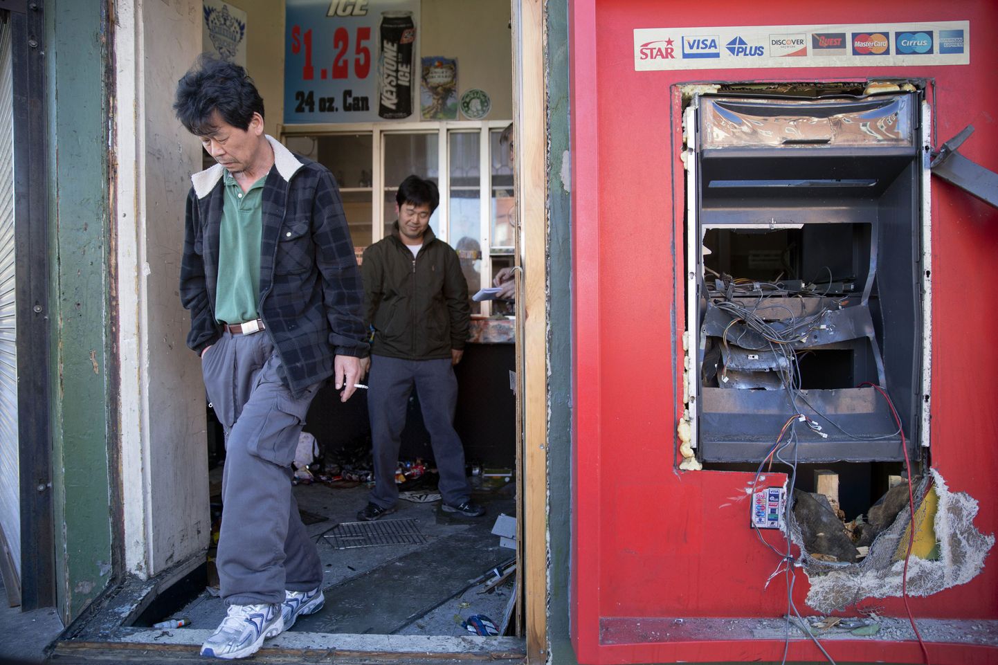 Poeomanik Sung Kang (taustal) hindab koos sõbraga vandaalide tekitatud kahjustusi Baltimore'i lääneosas.