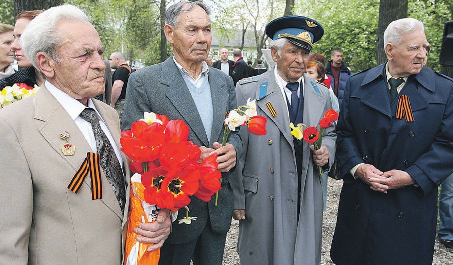 Проживающие в Тарту ветераны возлагают цветы к памятнику погибшим.