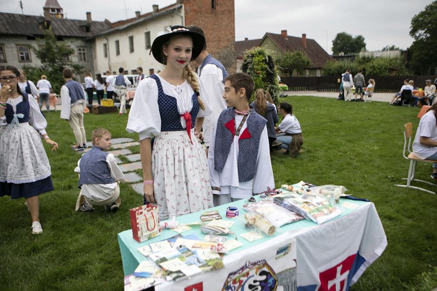 Slovakkia noored püüdsid tähelepanu kodumaalt pärit suveniiride ja uhkete rahvarõivastega.