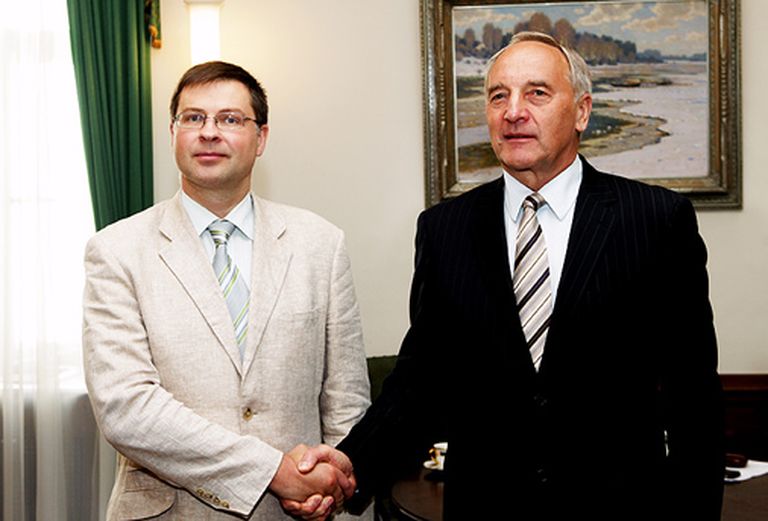 Premjers Valdis Dombrovskis un prezidents Andris Bērziņš 