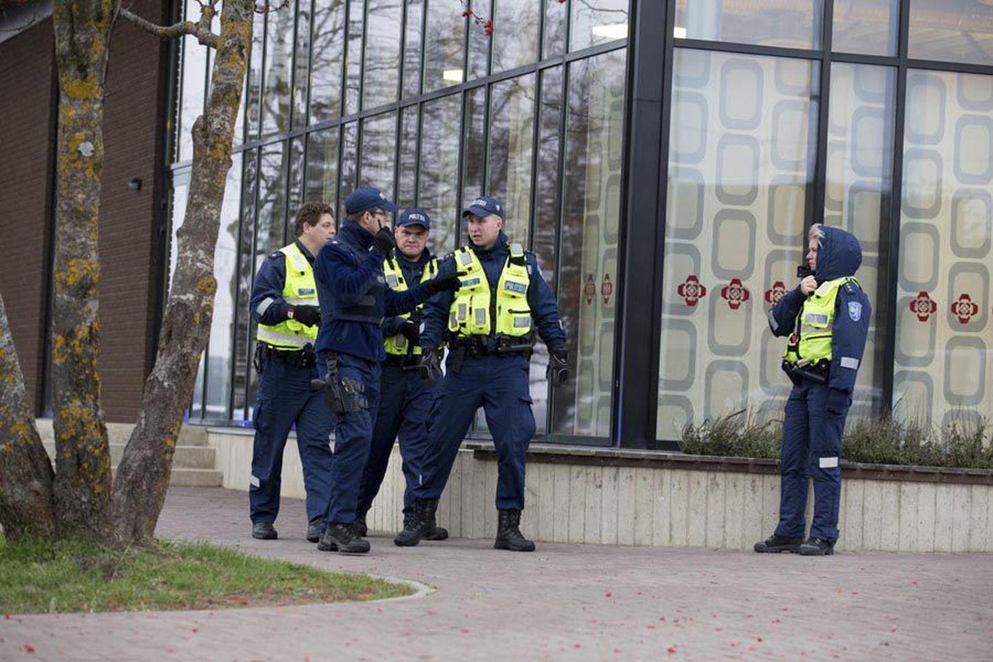 Politseinikud Viljandi Paalalinna koolimaja ees pärast tulistamist, milles hukkus õpetaja