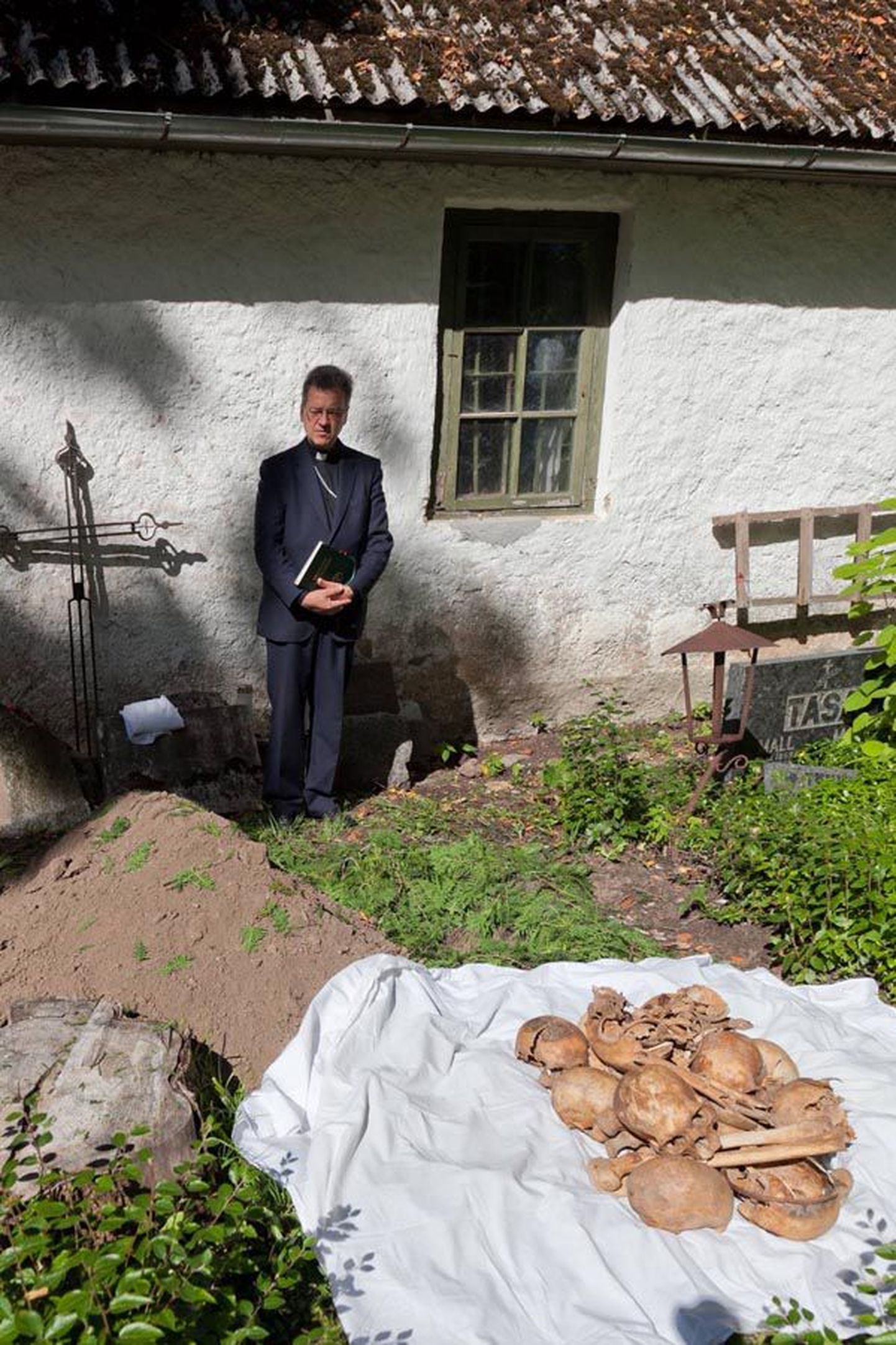 Inimsäilmete sängitamist pühitsetud mulda Vanal kalmistul juhatas Viljandi Pauluse kiriku õpetaja Allan Praats.