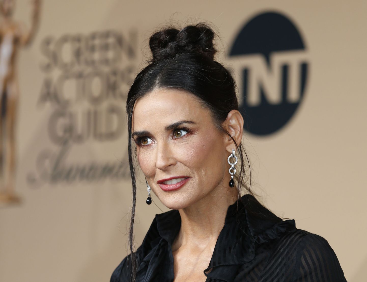 Presenter Demi Moore poses backstage at the 22nd Screen Actors Guild Awards in Los Angeles, California January 30, 2016.  REUTERS/Mike Blake