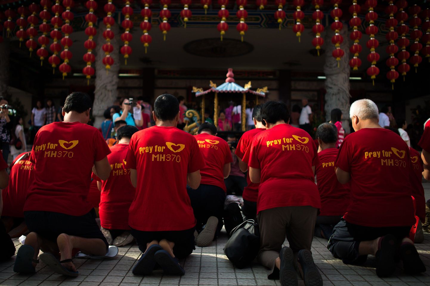 Malaisia lennuki MH370 pardal olnud Hiina kodanike omaksed palvetasid Kuala Lumpuris Thean Hou templis 1. märtsil.