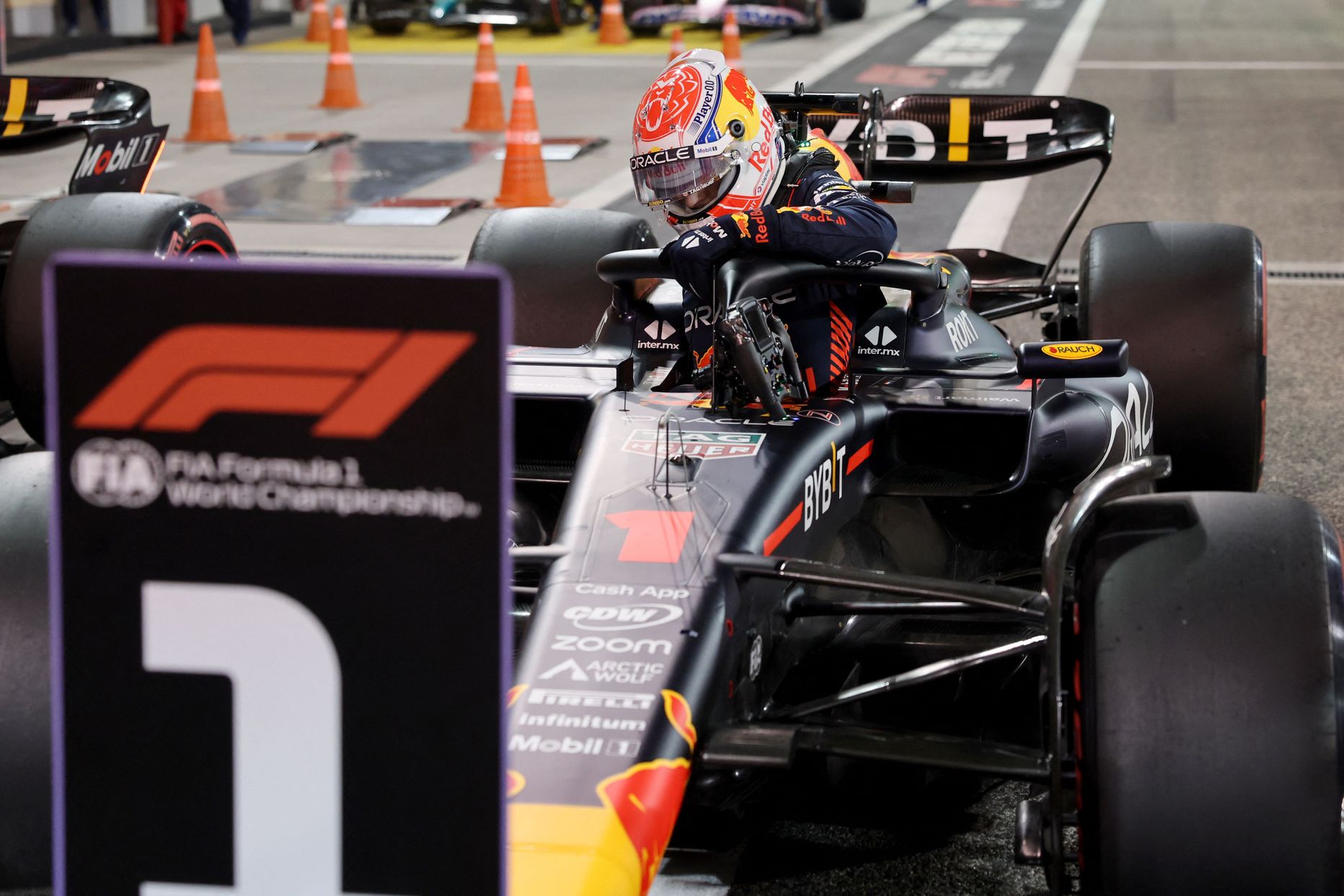 Max Verstappen endale harjumuspärasel, 1. stardikohal.