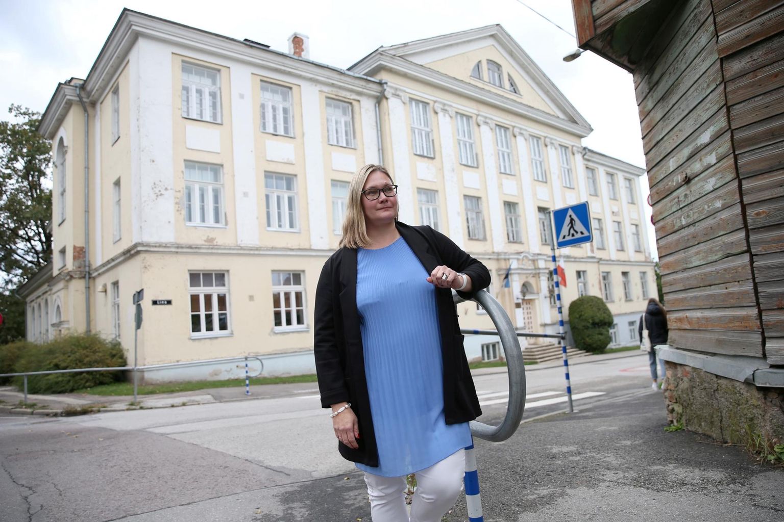 Tartu Karlova kooli uus direktor Krista Andreson katsub ikka igal hommikul koolimaja ees õues lapsi tervitada, et nood teada saaksid, kes ta selline on. Tavaliselt on tal rinnas ka suur nimesilt.