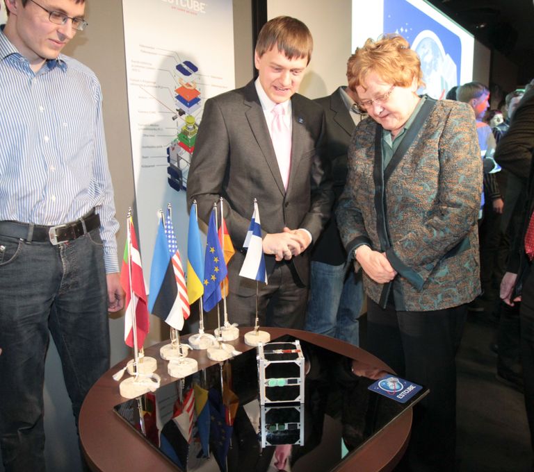 Tunamullu jaanuaris oli Tallinna Teletornis satelliidi esitlusel ka tollane riigikogu astrofüüsiku haridusega esimees Ene Ergma (paremal). Foto: