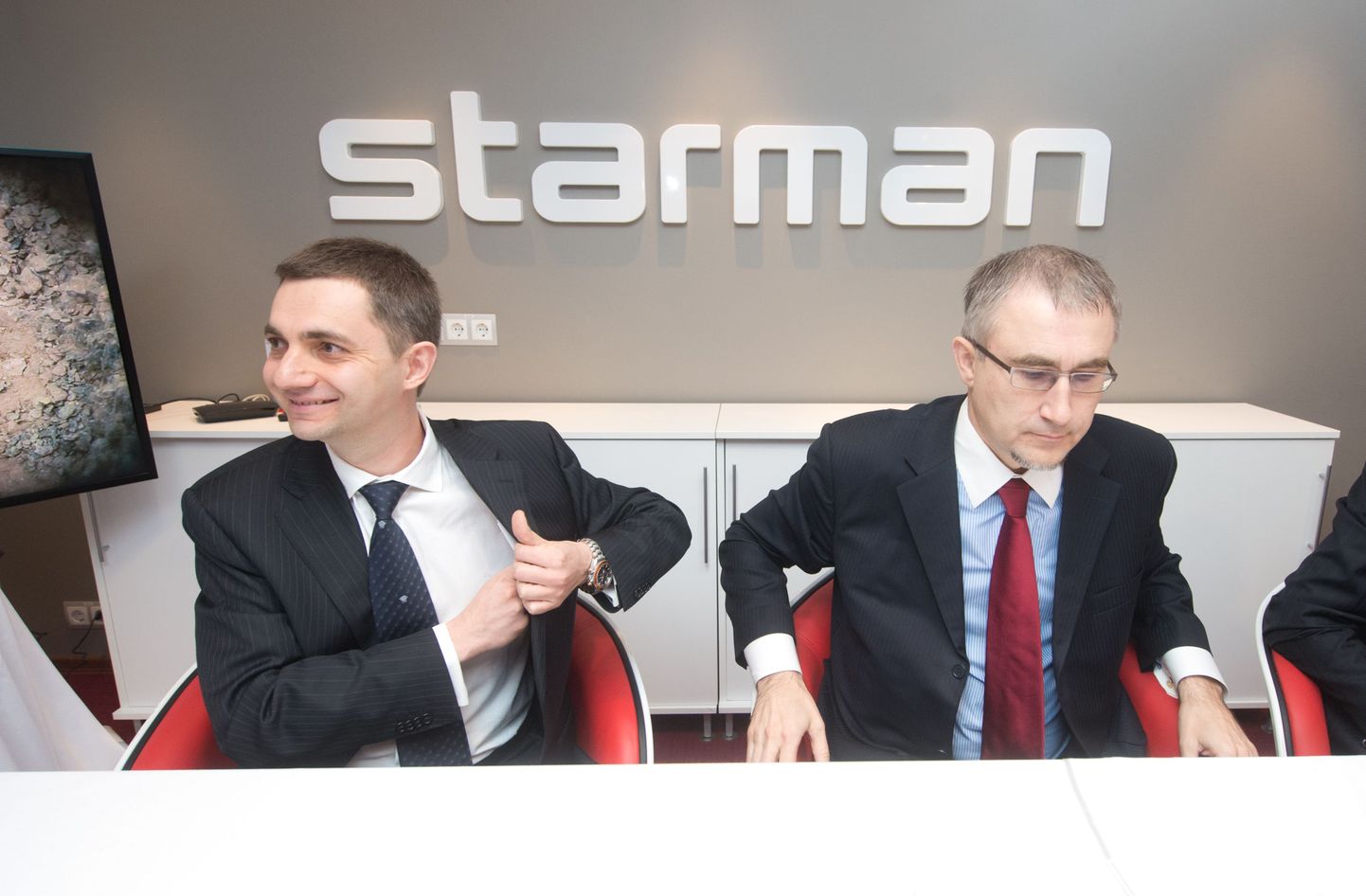 Aasta üks suuremaid tehinguid oli Starmani müümine investeerimisfirmale East Capital Explorer.Pildil East Capitali esindaja Gert Tiivas (vasakul) ja Starmani juhatuse esimees Peeter Kern.