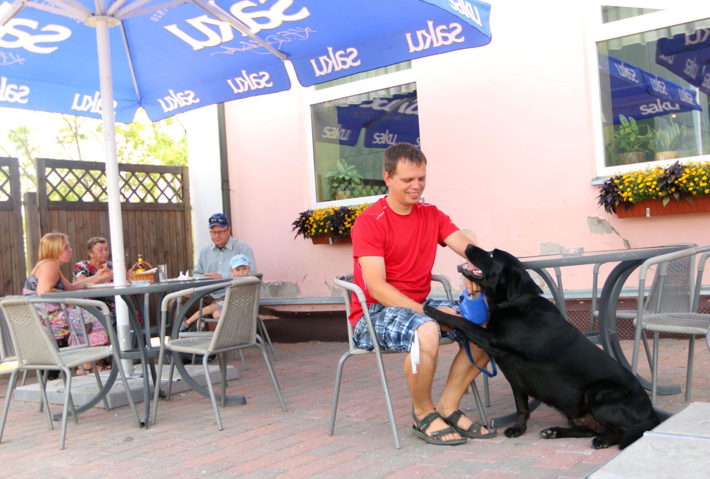 Valgas loomadele välikohvikus viibimiseks takistusi ei tehta, kinnitab õpetajaametit pidav Toomas Duvin, kes sageli koeraga ringi liigub. Vajadusel antakse loomadele juuagi.