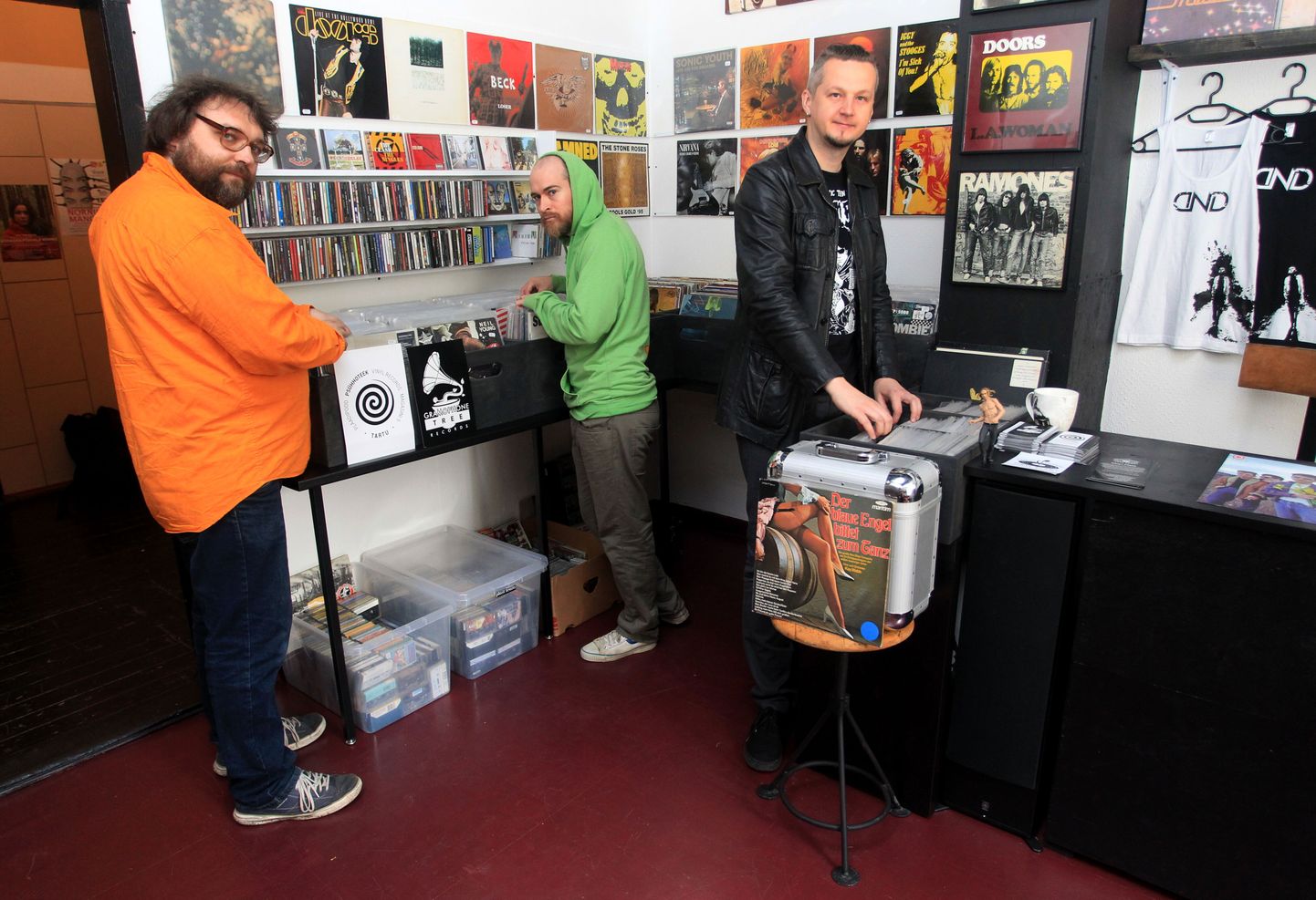 Melomaanid Ahto Külvet (vasakult), Andreas McKeough ja Rainer Rob Sirel aitavad plaadipoodide külastajatel välja otsida neile meeldiva muusika või annavad nõu uue muusika soetamisel. Ka saavad kõik külastajad grammofonil ise plaate läbi kuulata.