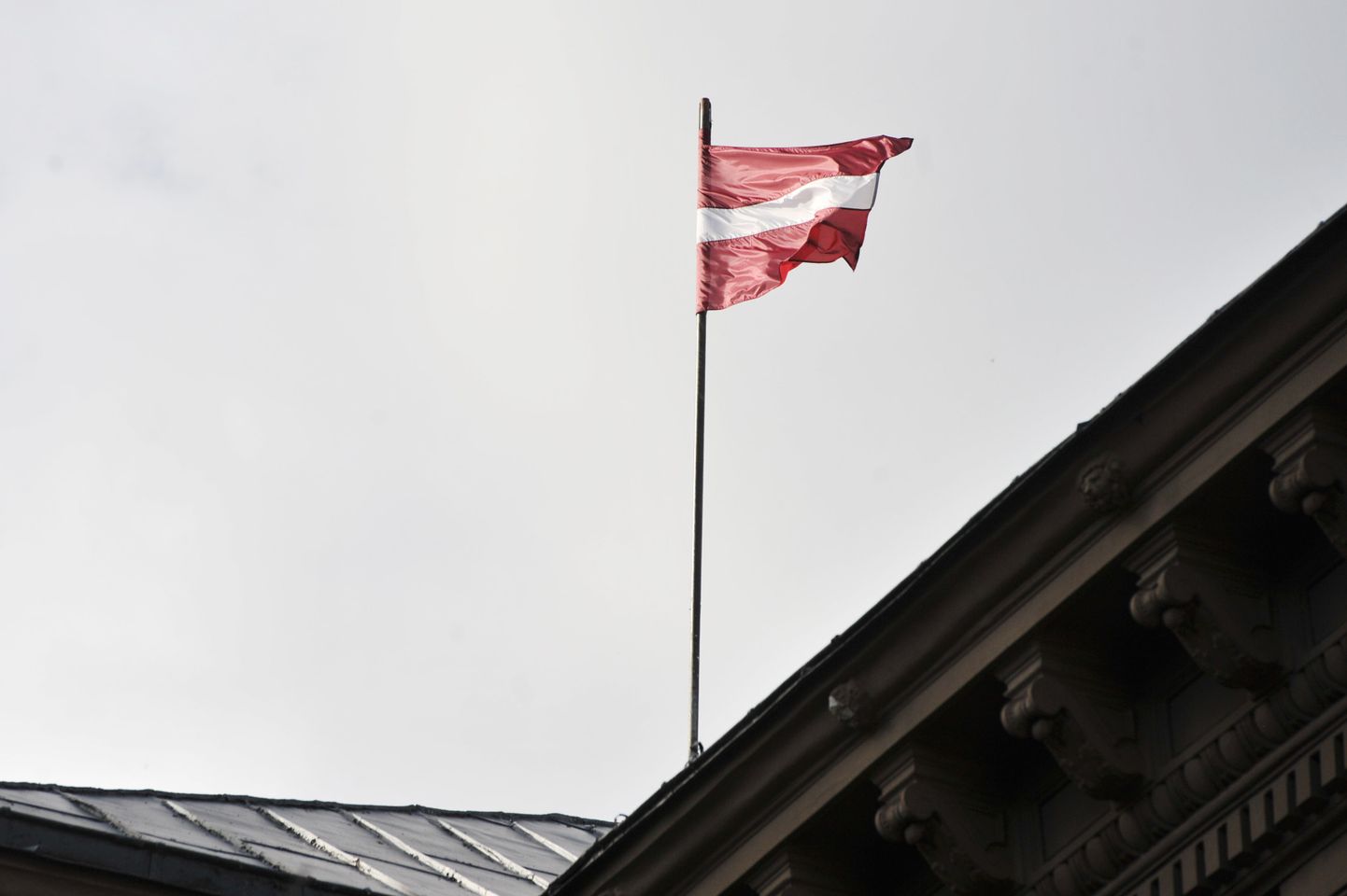 Läti lipp sealse parlamendi katusel