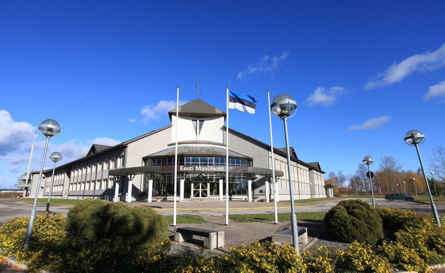 Eesti Maaülikool müüs oma Kreutzwaldi 64 asuva endise peahoone Tartu waldorfkoolile.