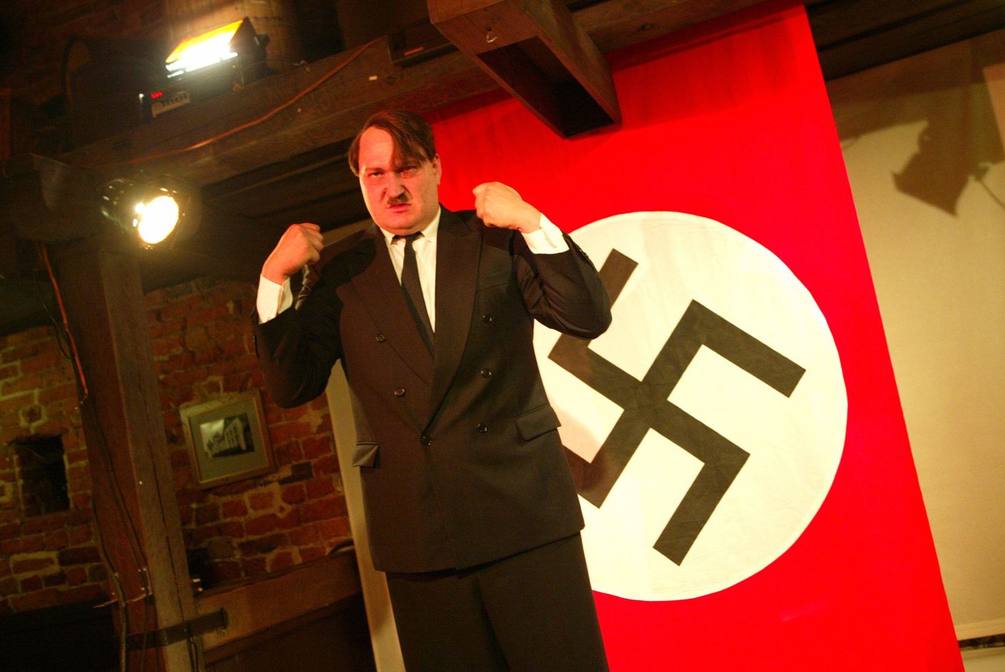Pildil Adolf Hitleri osatäitjana Indrek Taalmaa.