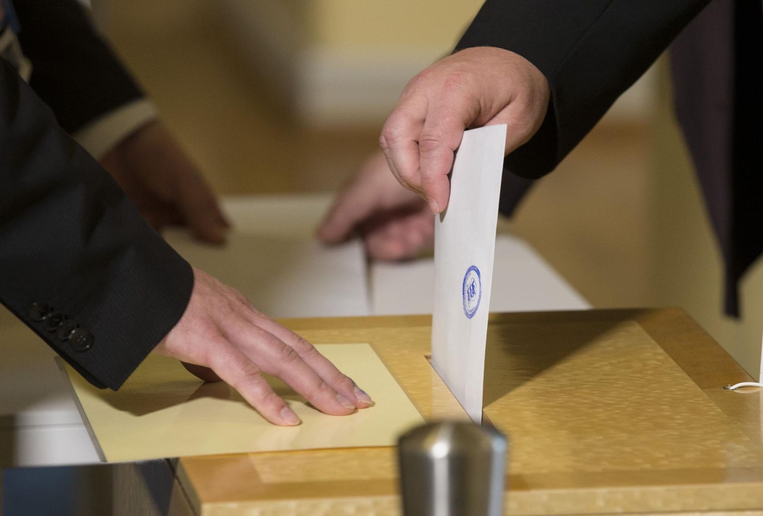 Pühapäeval on kõik valimisjaoskonnad avatud kuni kella kaheksani õhtul.