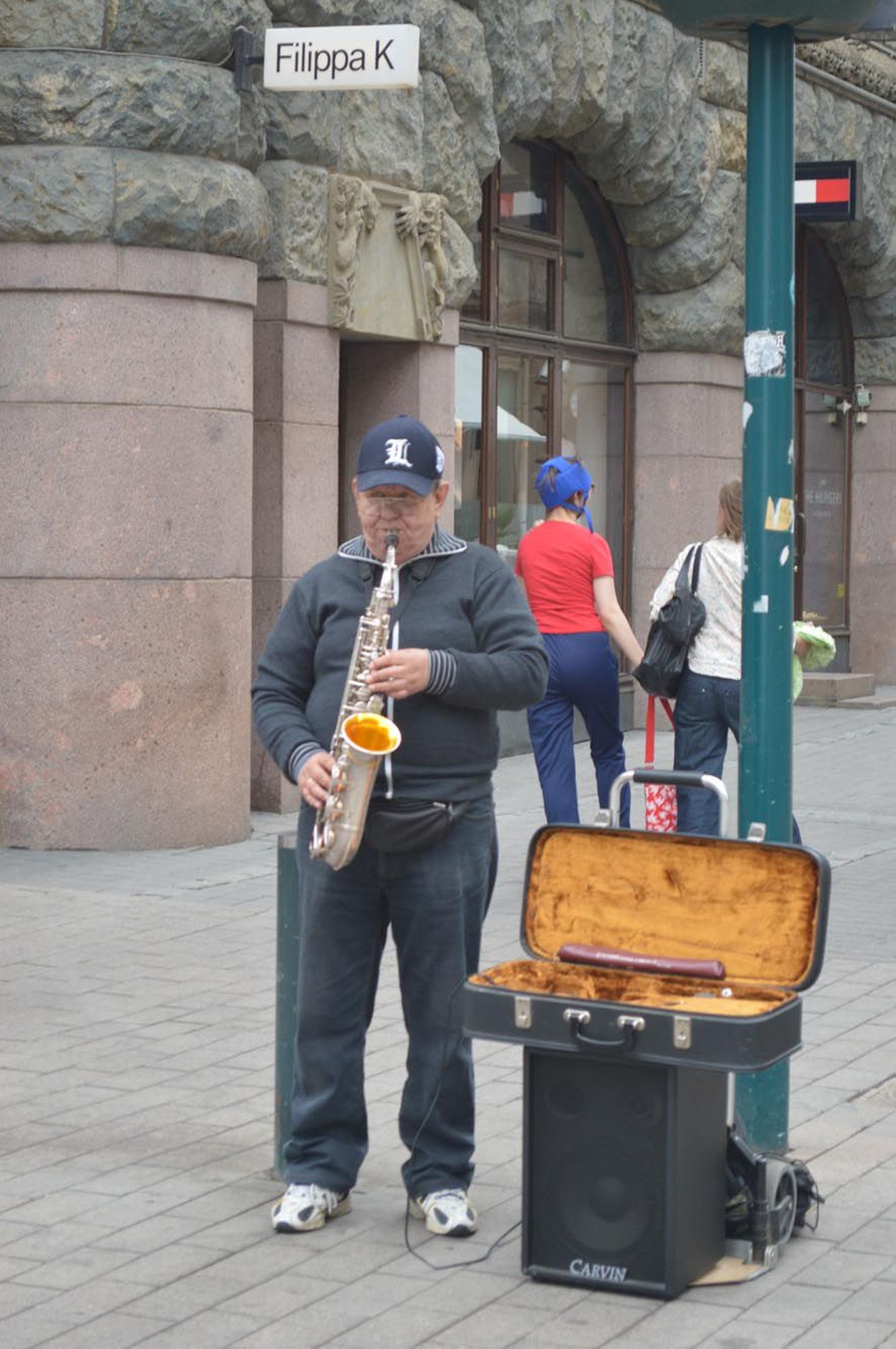 Paides elav muusik Arvo Stoltsen läks teist korda Soome pealinna Helsingisse tänavamuusikuna pensionilisa teenima, kuid teenistus jäi loodetust väiksemaks.