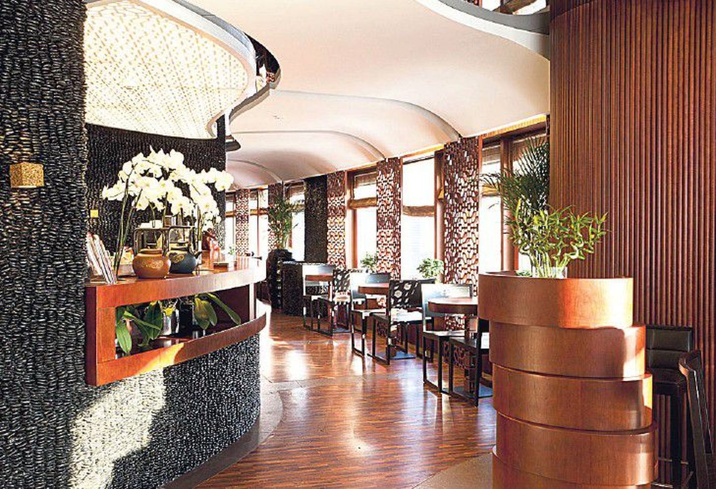Внут­ренний дизайн ресторана Cha Dao и тихая восточная музыка полны спокойствия и гармонии.